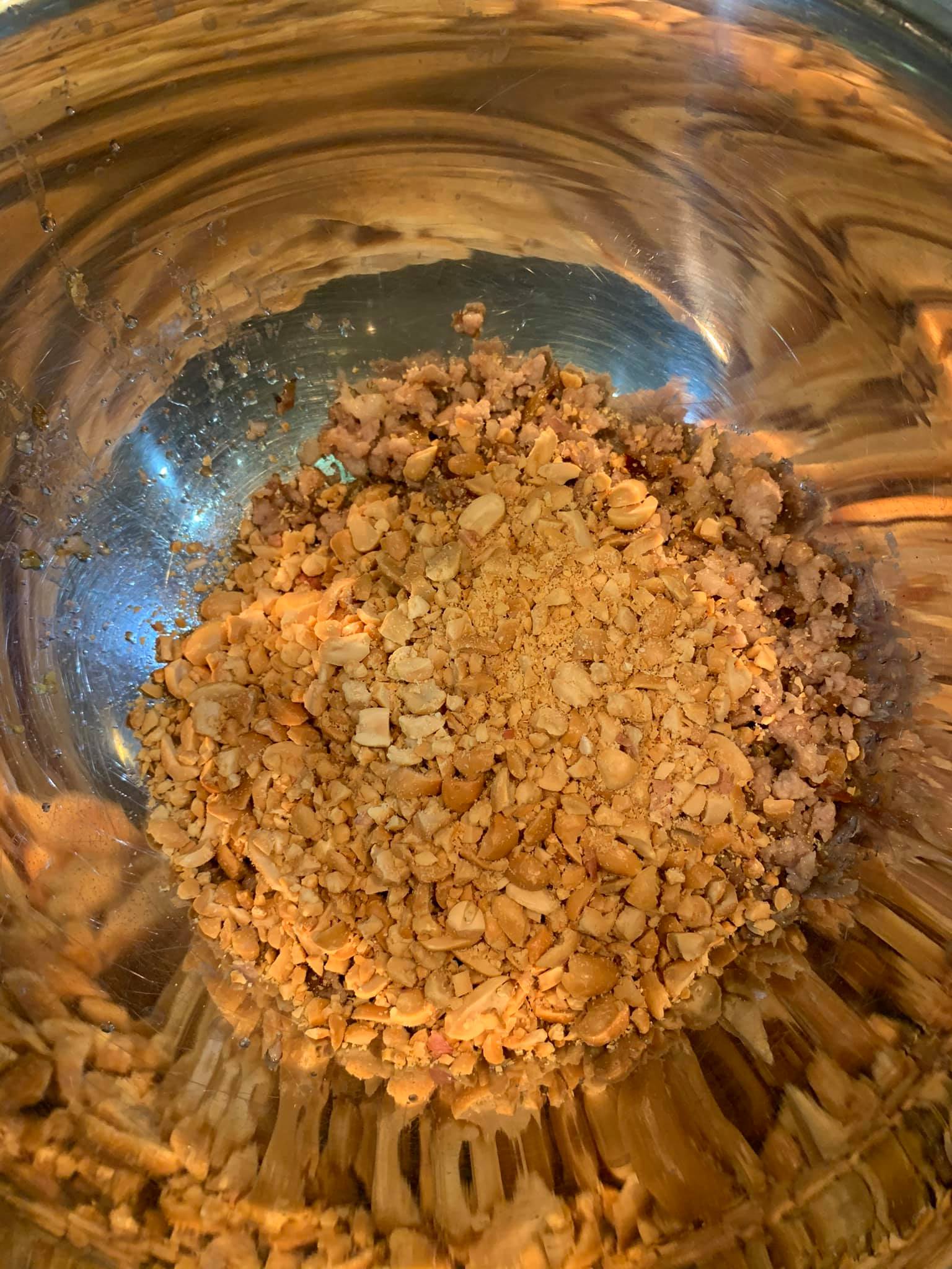 把敲碎的花生放入鋼盆內。