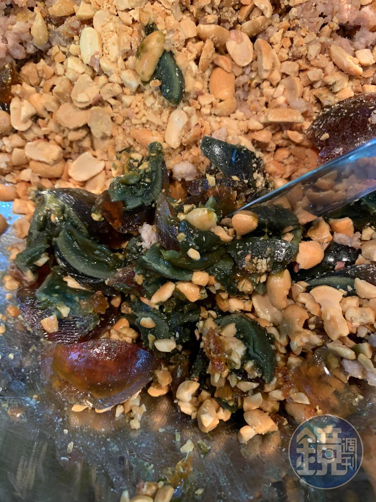 陸續放入皮蛋跟絞肉。