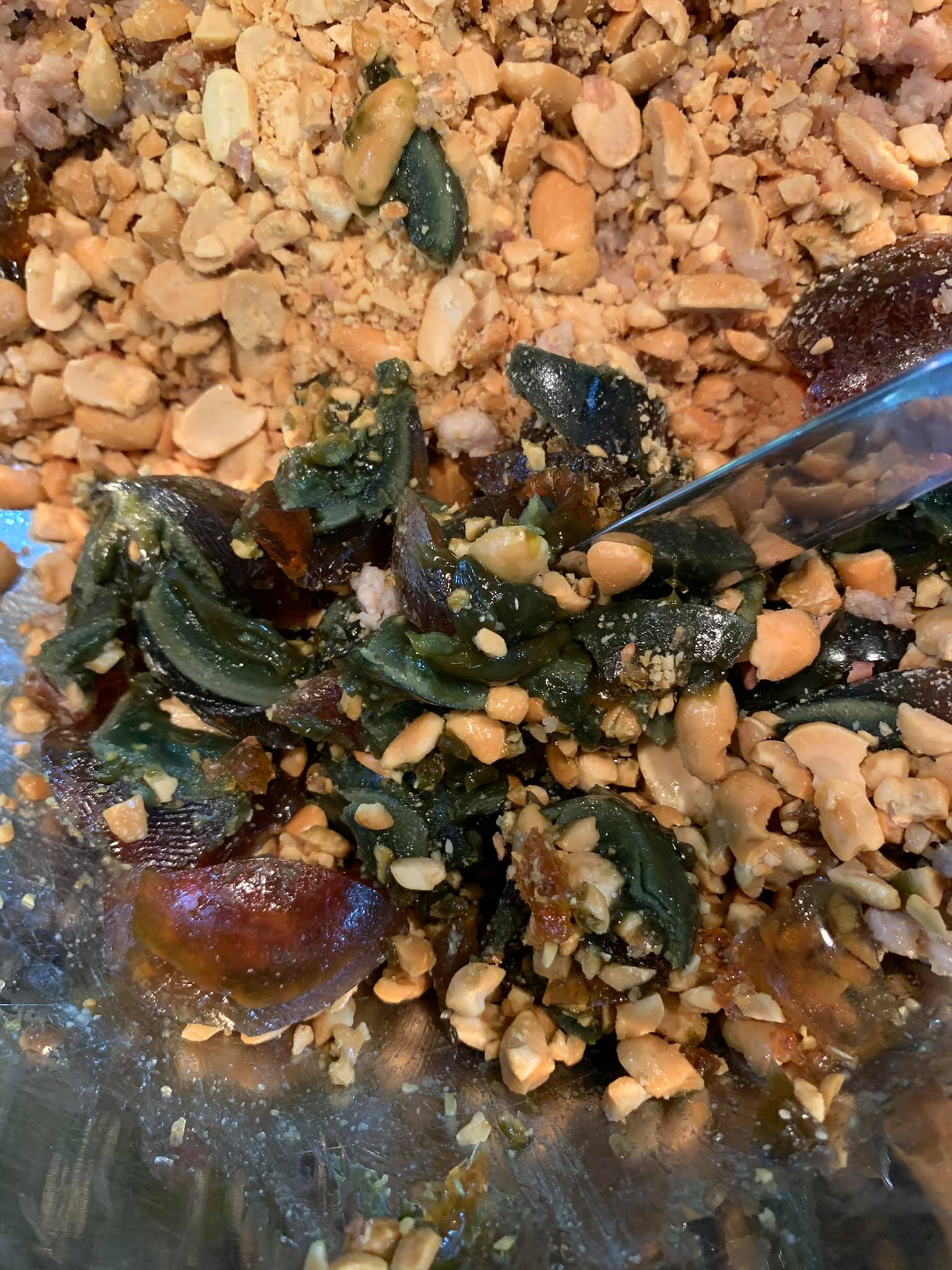 陸續放入皮蛋跟絞肉。
