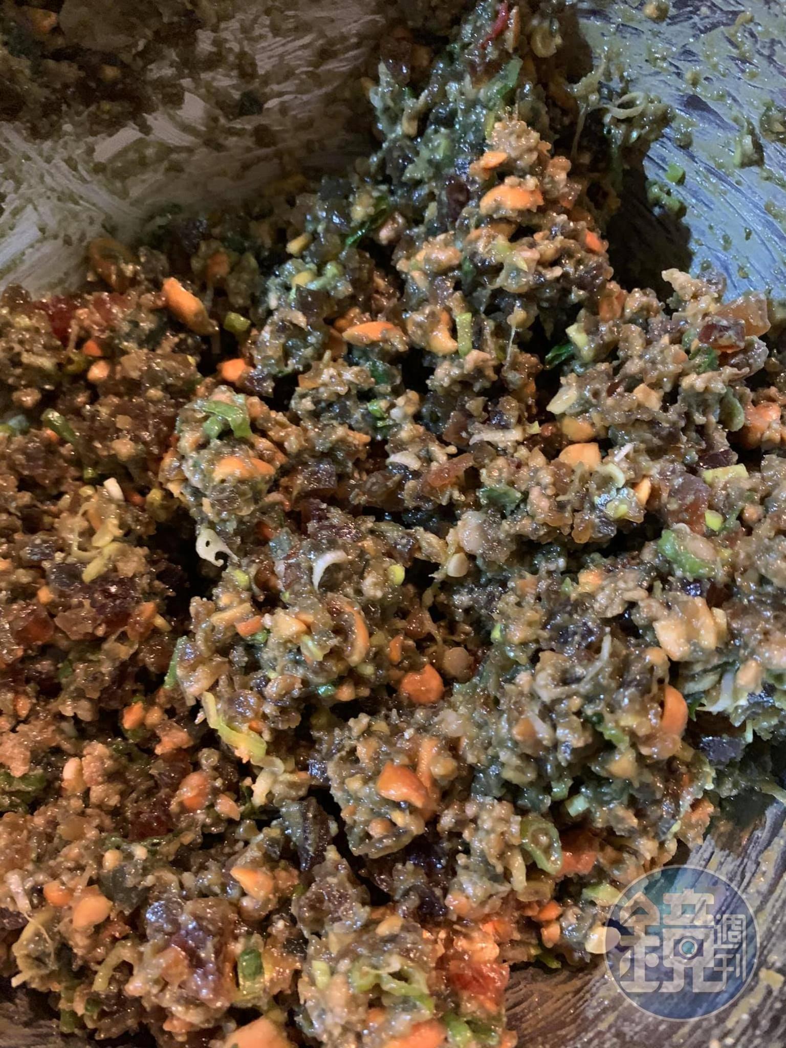 將所有食材均勻攪拌成泥。