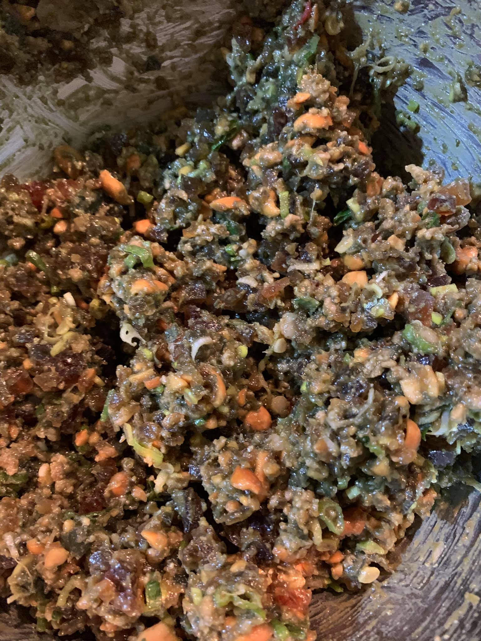 將所有食材均勻攪拌成泥。