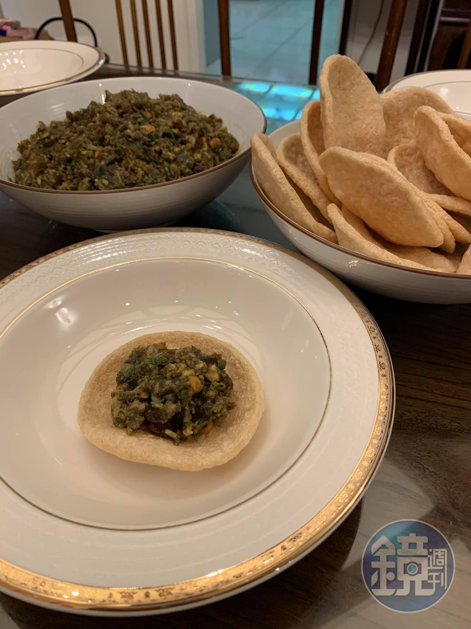 嘿嘿嘿是創意台菜，抹在蝦餅上吃。