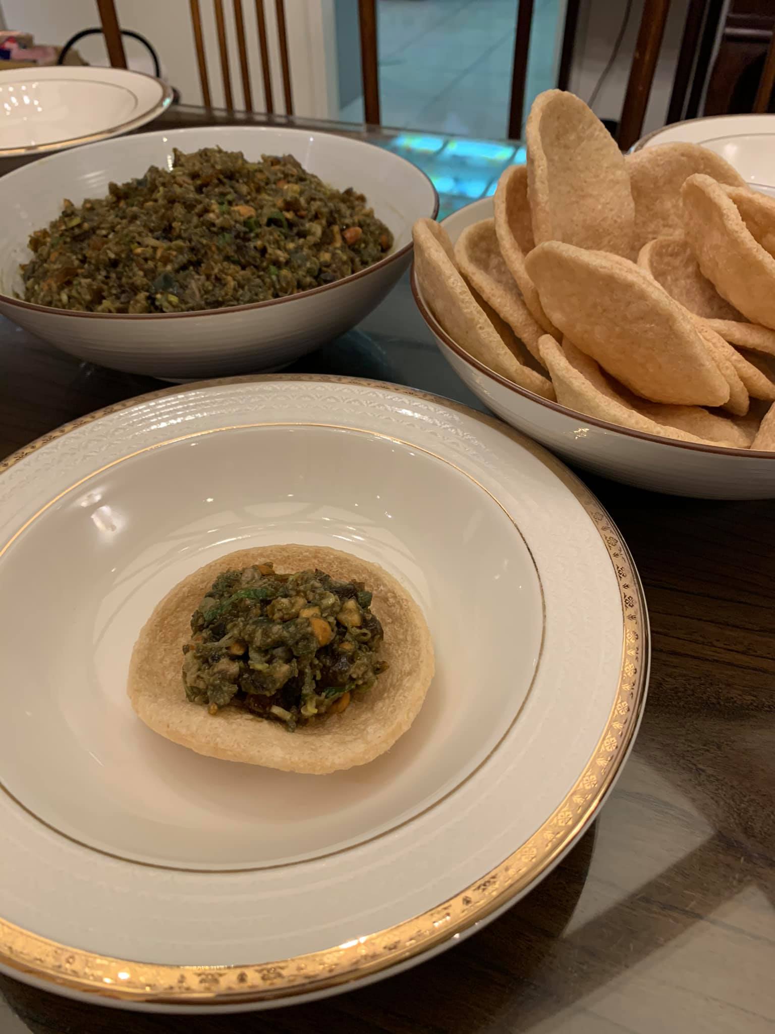 嘿嘿嘿是創意台菜，抹在蝦餅上吃。