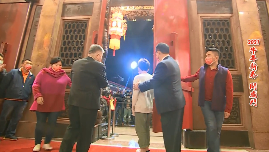 顏清標、顏寬恒等人在初一子時為大甲鎮瀾宮開廟門，迎接新春開放信眾參拜。（翻攝自大甲鎮瀾宮臉書）