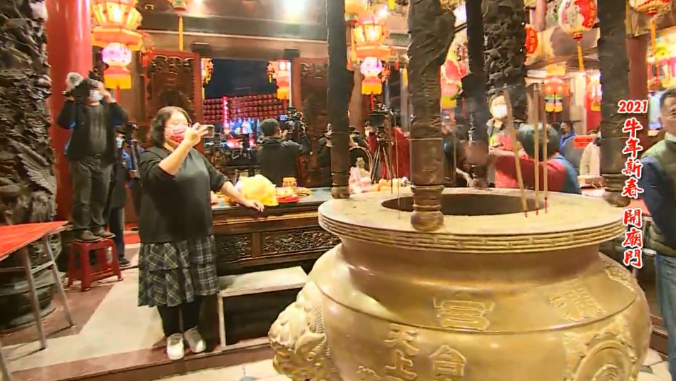 今年沒有開放搶頭香,眾人依序入廟參拜。(翻攝自大甲鎮瀾宮臉書)