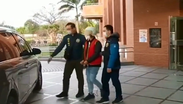桃園八德年初發生一起擄人勒贖案，逮捕數名嫌犯進行調查。（翻攝畫面）