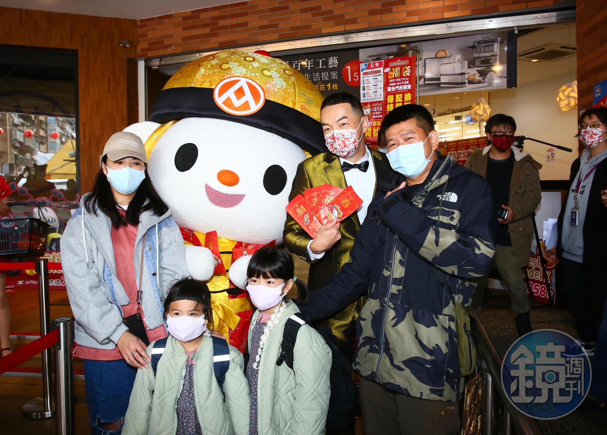 民眾出動全家大小來搶購今年的全聯福袋。
