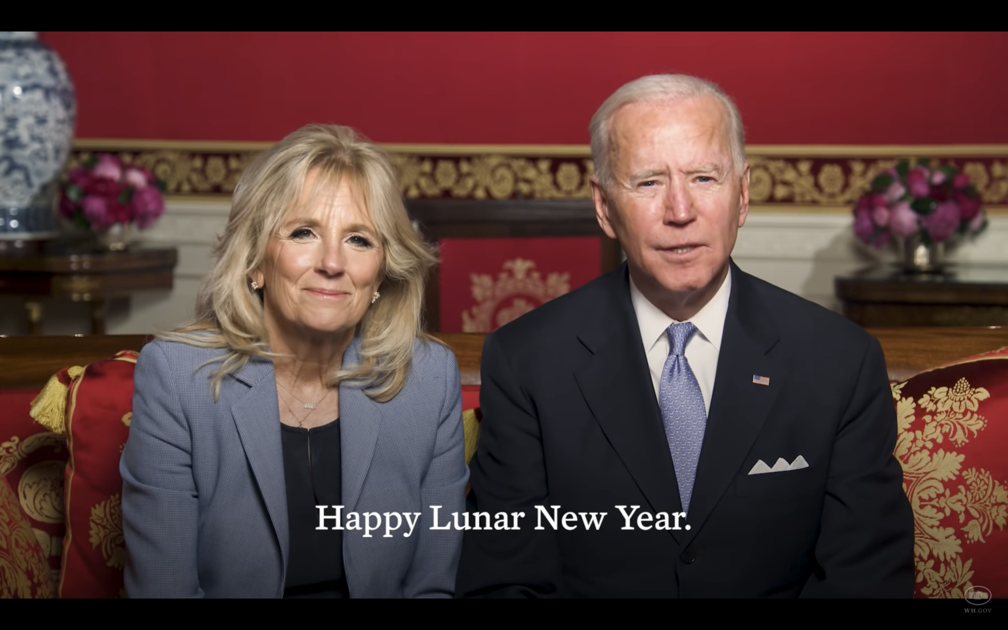 美國總統拜登（右）與夫人吉兒（左）祝賀新年快樂。（翻攝自The White House YouTube頻道）