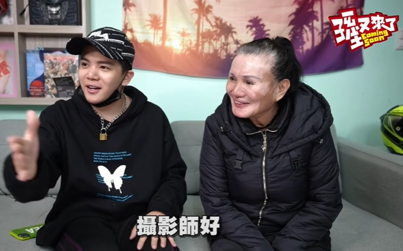 孫生（左）希望媽媽（右）不要再犯了！因此找媽媽一起拍影片，幫忙找工作，兩人對談充滿「笑」果。（翻攝自WACKYBOYS 反骨男孩 YouTube頻道）