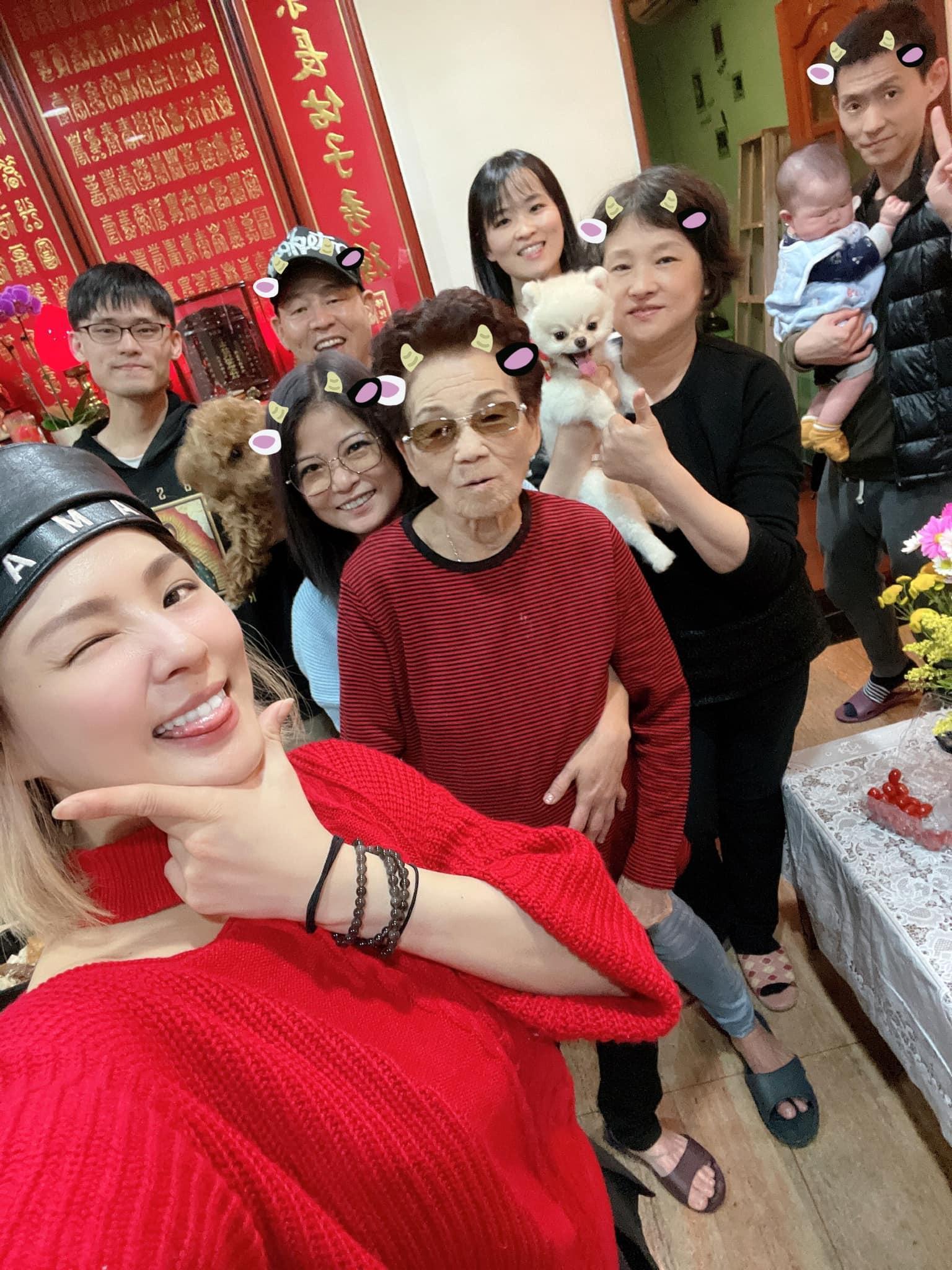 熊熊與阿嬤團圓拜拜,笑稱阿嬤催婚了!詹惟中留言建議:「女人婚前是一個命,婚後又是一個運,如果婚前過得不開心,就賭他一把結個婚吧!」(翻攝自熊熊臉書)