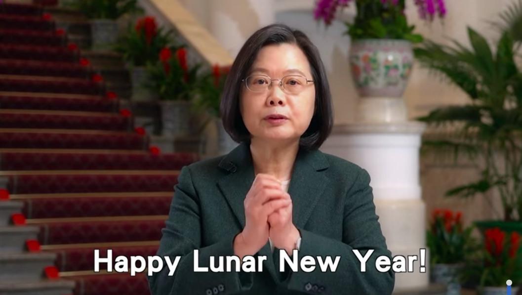 韓國網友指出台灣總統都在說「Happy Lunar New Year」。(翻攝自蔡英文臉書)