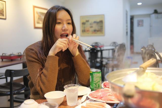 新加坡歌手文慧如2018年在台灣出道，過年與朋友前往高雄體驗圍爐。（華研國際提供）