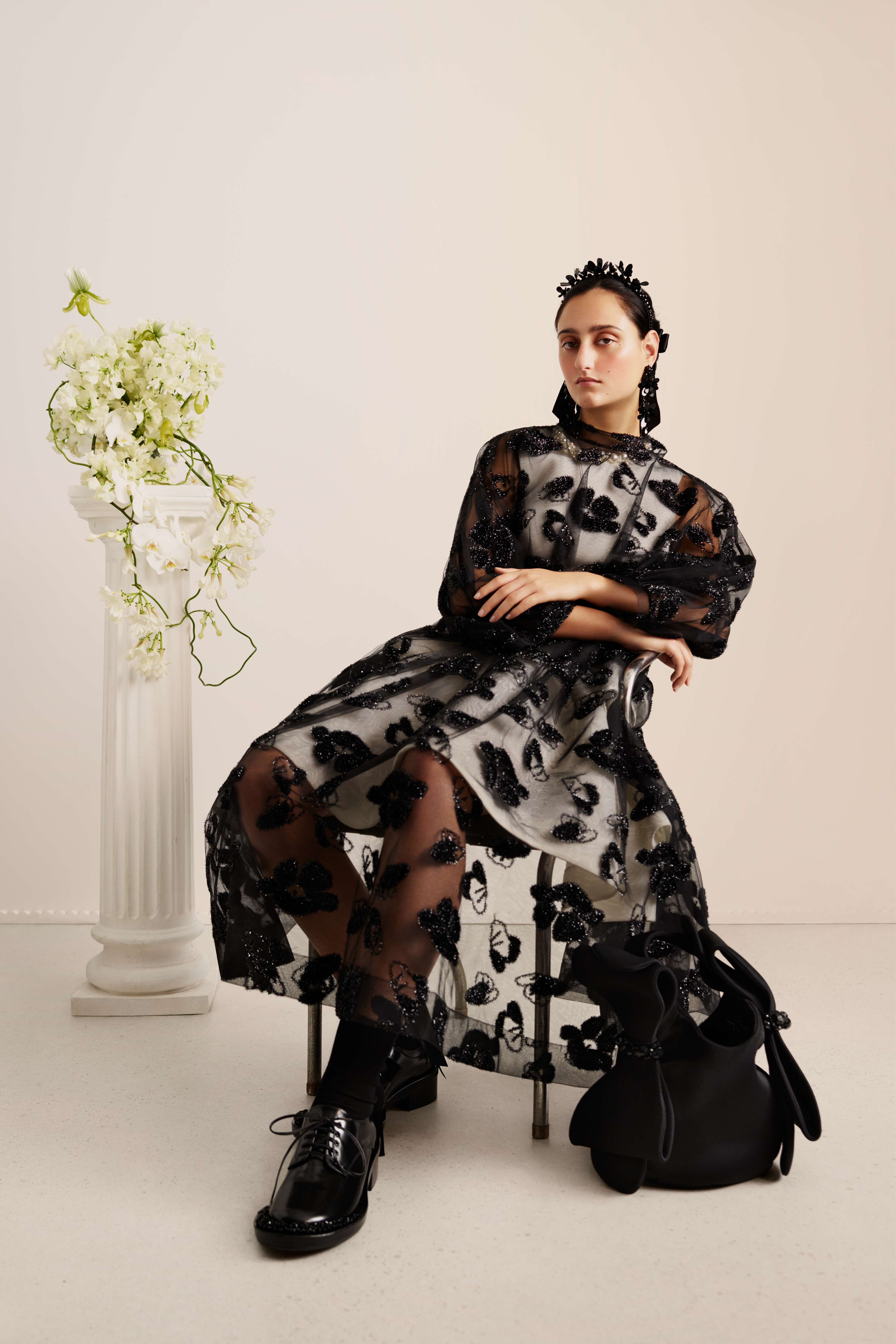 Simone Rocha x H&M黑色薄紗罩衫。NT$5,999。(H&M提供)