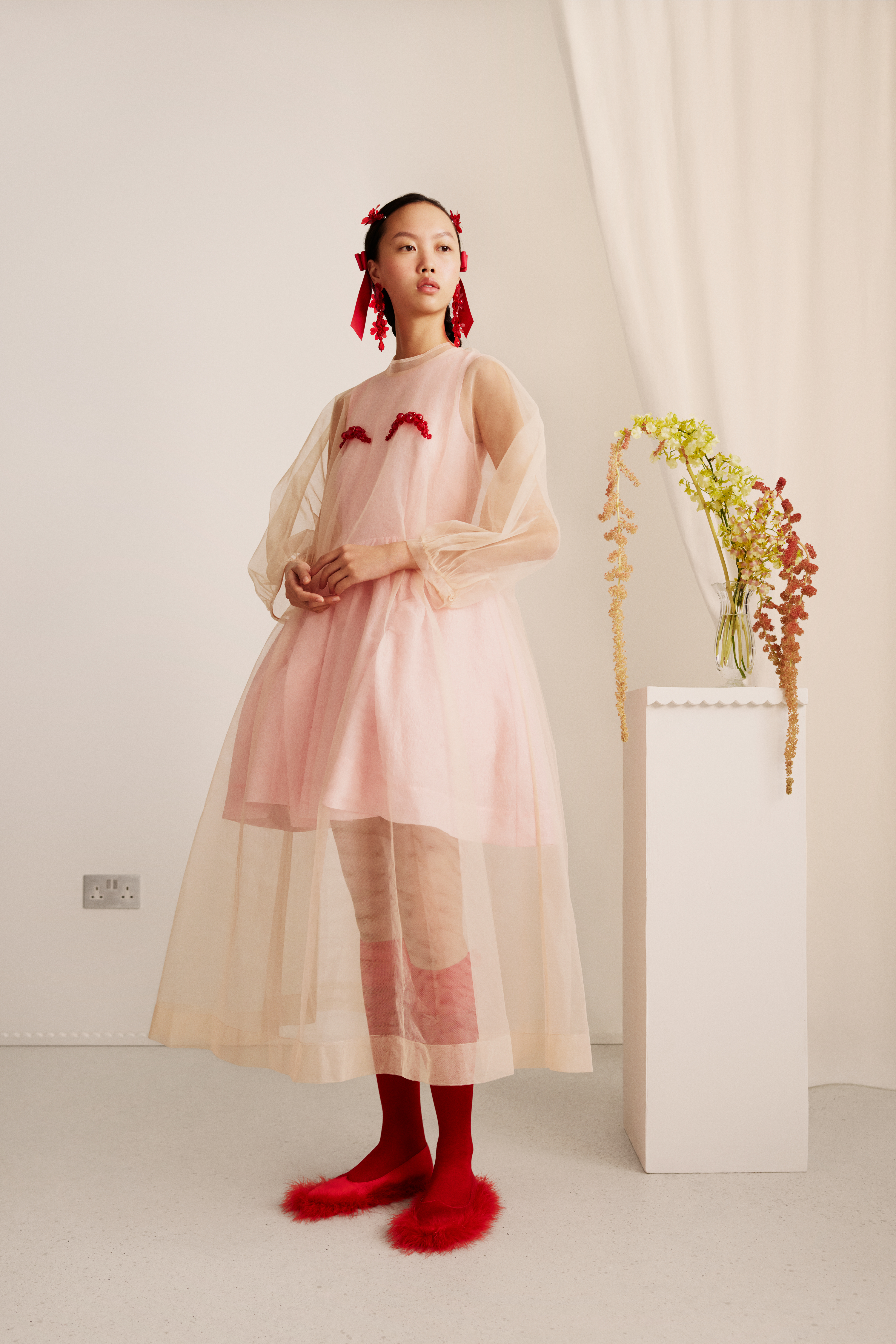 Simone Rocha x H&M裸色薄紗罩衫。NT$4,799。(H&M提供)