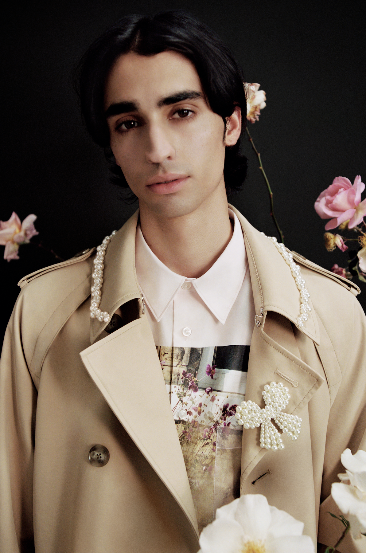 Simone Rocha x H&M男版珍珠領口風衣。NT$6,999。(H&M提供)