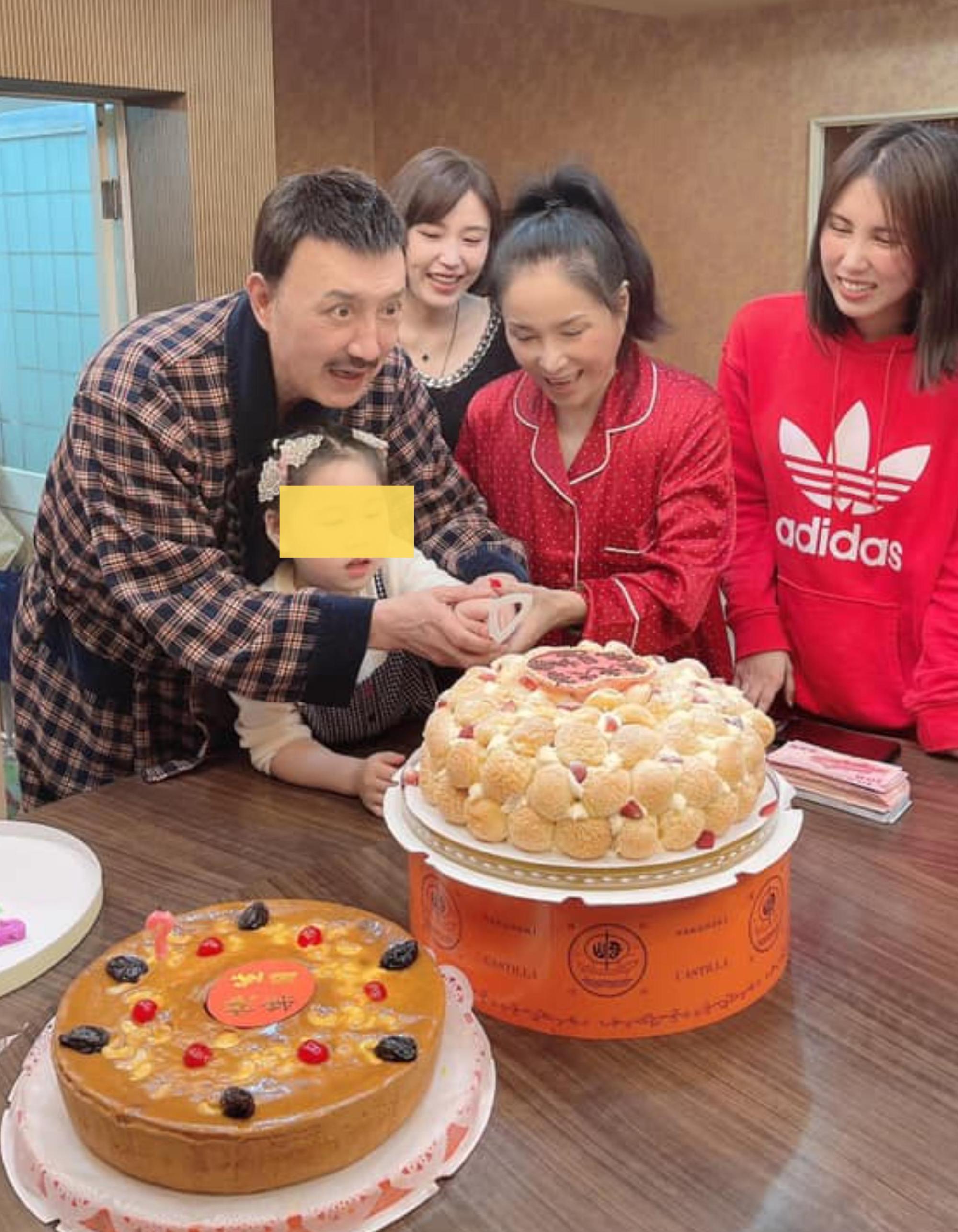 余苑綺(右)預先幫爸爸余天(左)過生日,余天與李亞萍(右2)一起切蛋糕。(翻攝自余苑綺臉書)