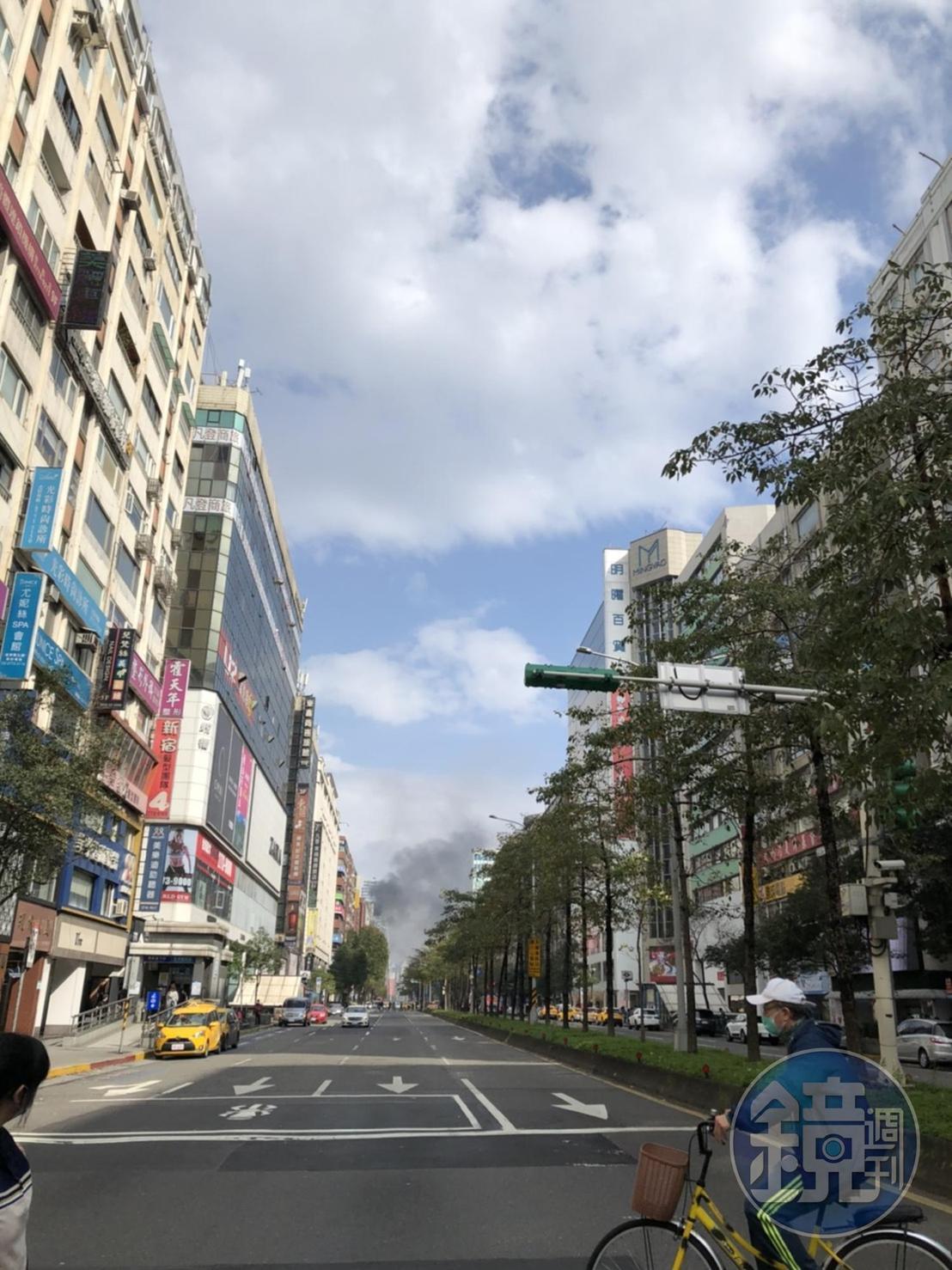 台北市忠孝東路四段一棟大樓突冒大火，正在滅火中。