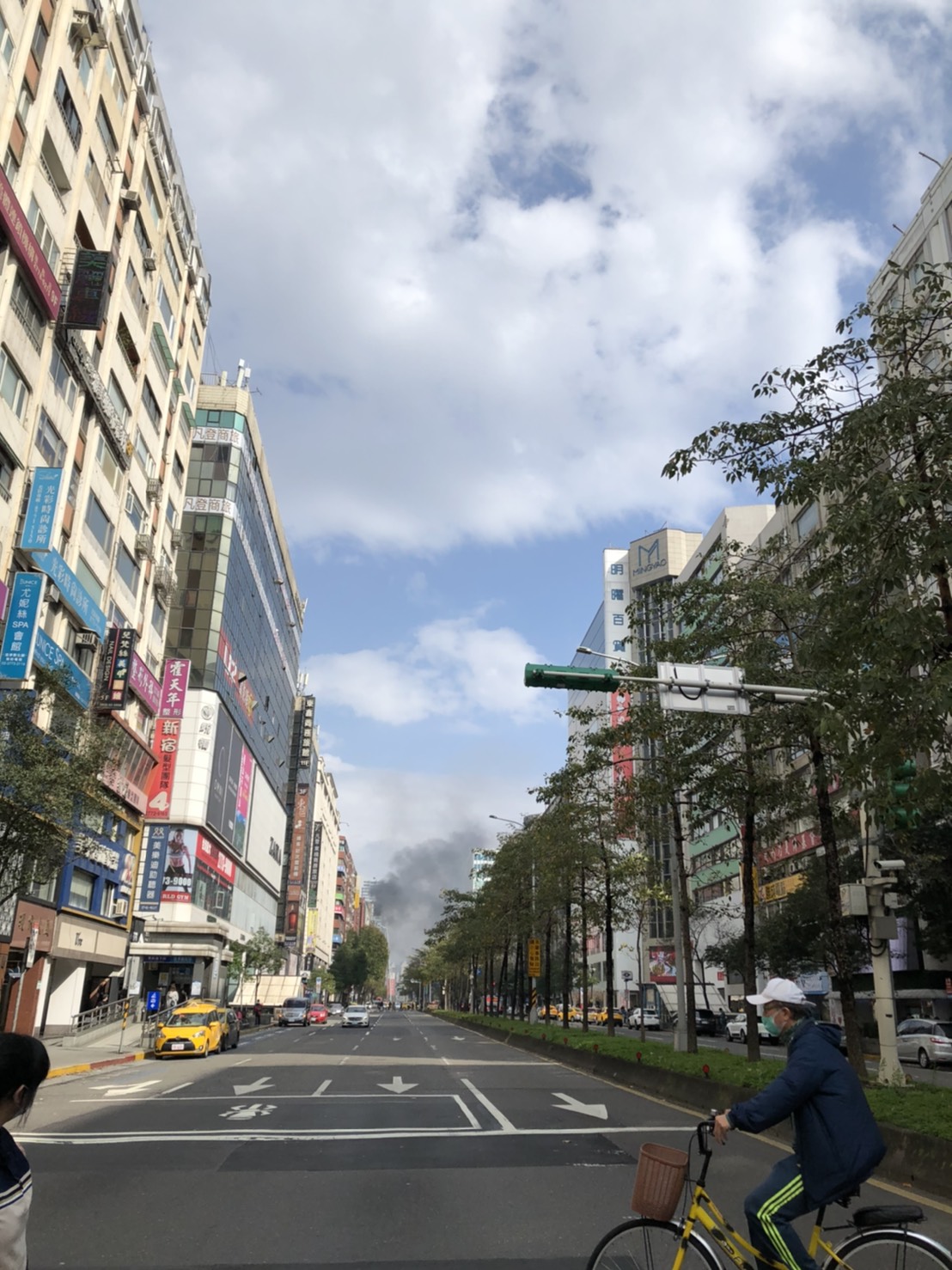 台北市忠孝東路四段一棟大樓突冒大火,正在滅火中。