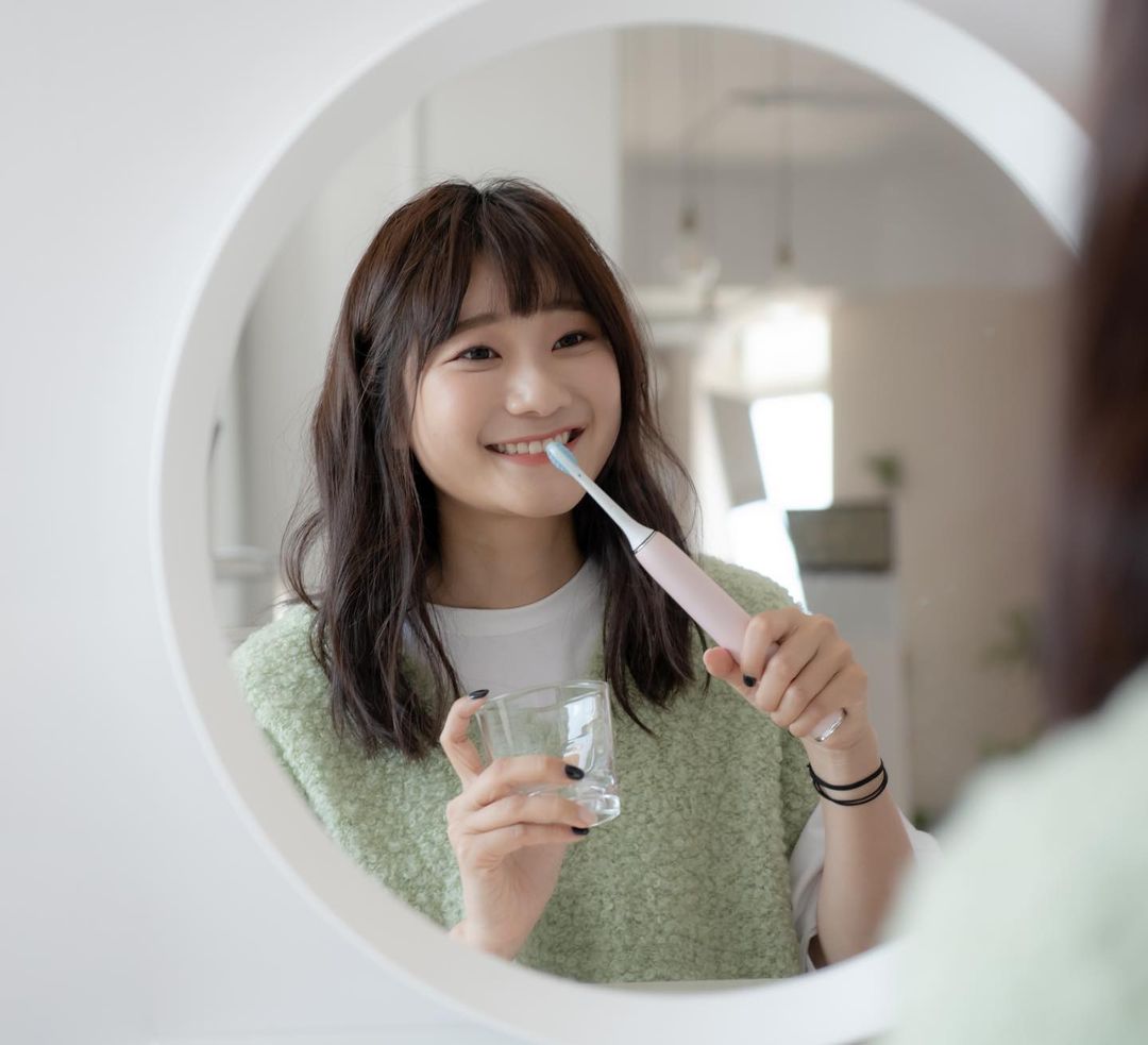 愛莉莎莎業配飛利浦音波牙刷，「它有獨家美白拋光音波震動模式，真的亮白的很有感！」網友提問︰「能震掉我的膽結石嗎？」（翻攝自愛莉莎莎IG）