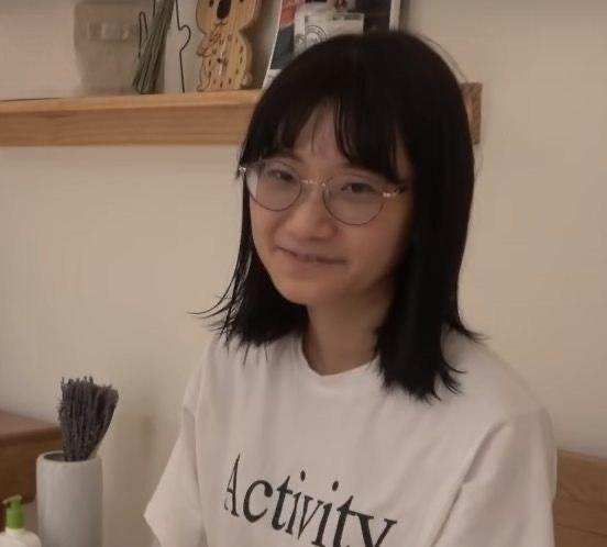 這張是愛莉莎莎的舊照,她承認念書時是邊緣人。身為清大文組畢業的高材生,以一己之力戰台大醫,如今被譽為「清大之光」。(翻攝自PTT)