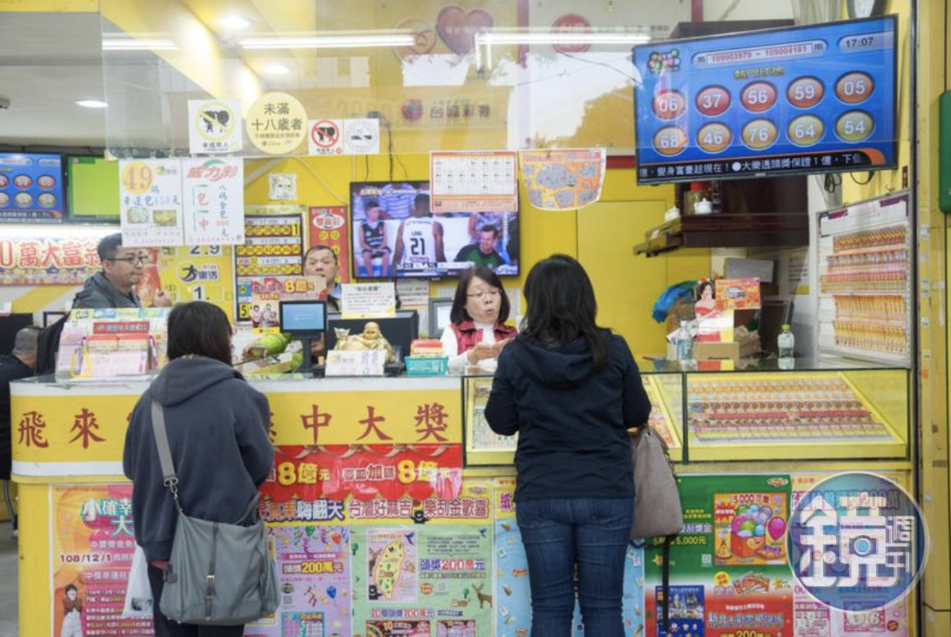一名彩券行店員分享店內有客人中100萬的真實反應。（示意圖，本刊資料照）