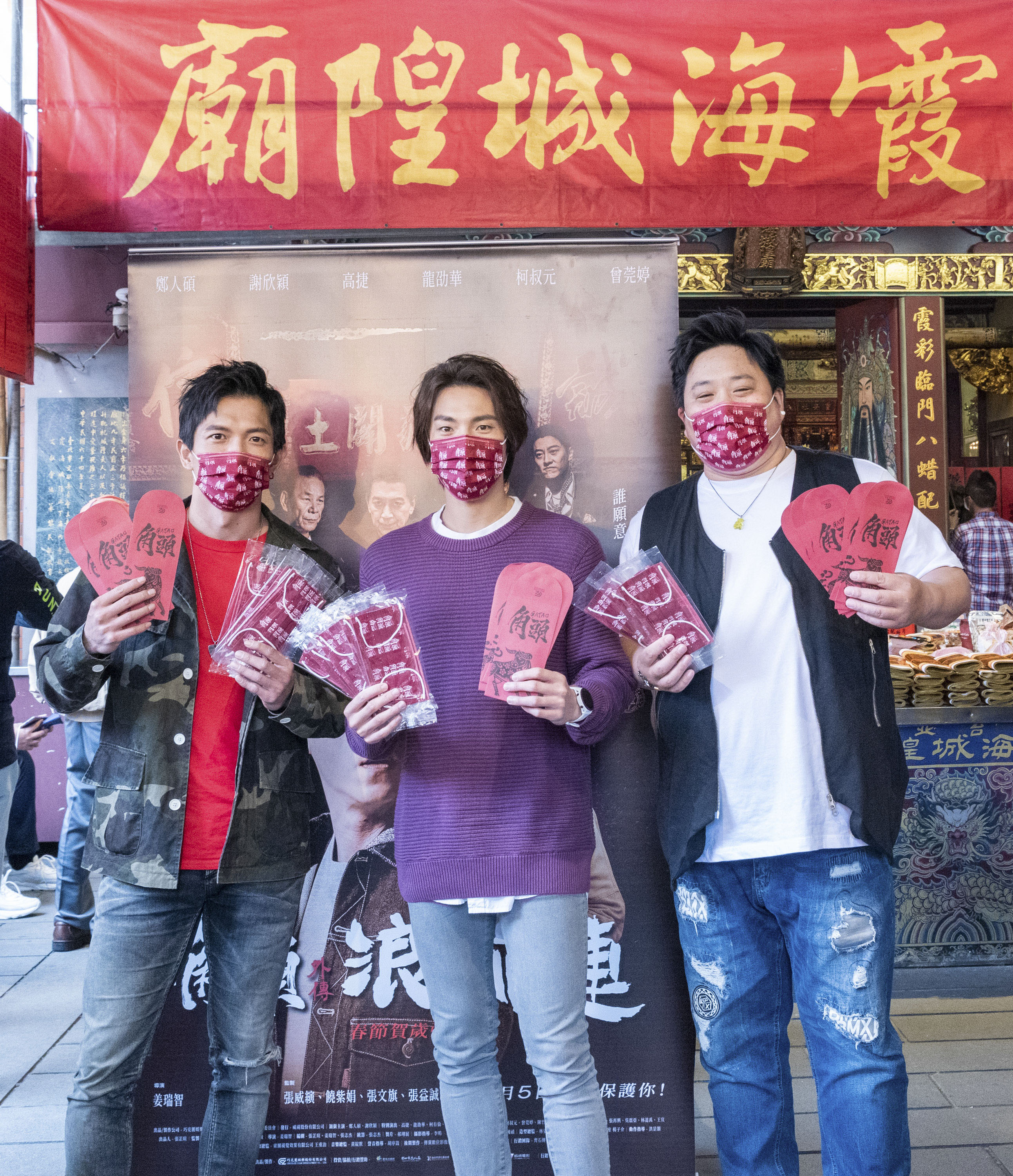 三人祈求電影票房大賣,也不忘替自己求一段好姻緣。(巧克麗娛樂提供)