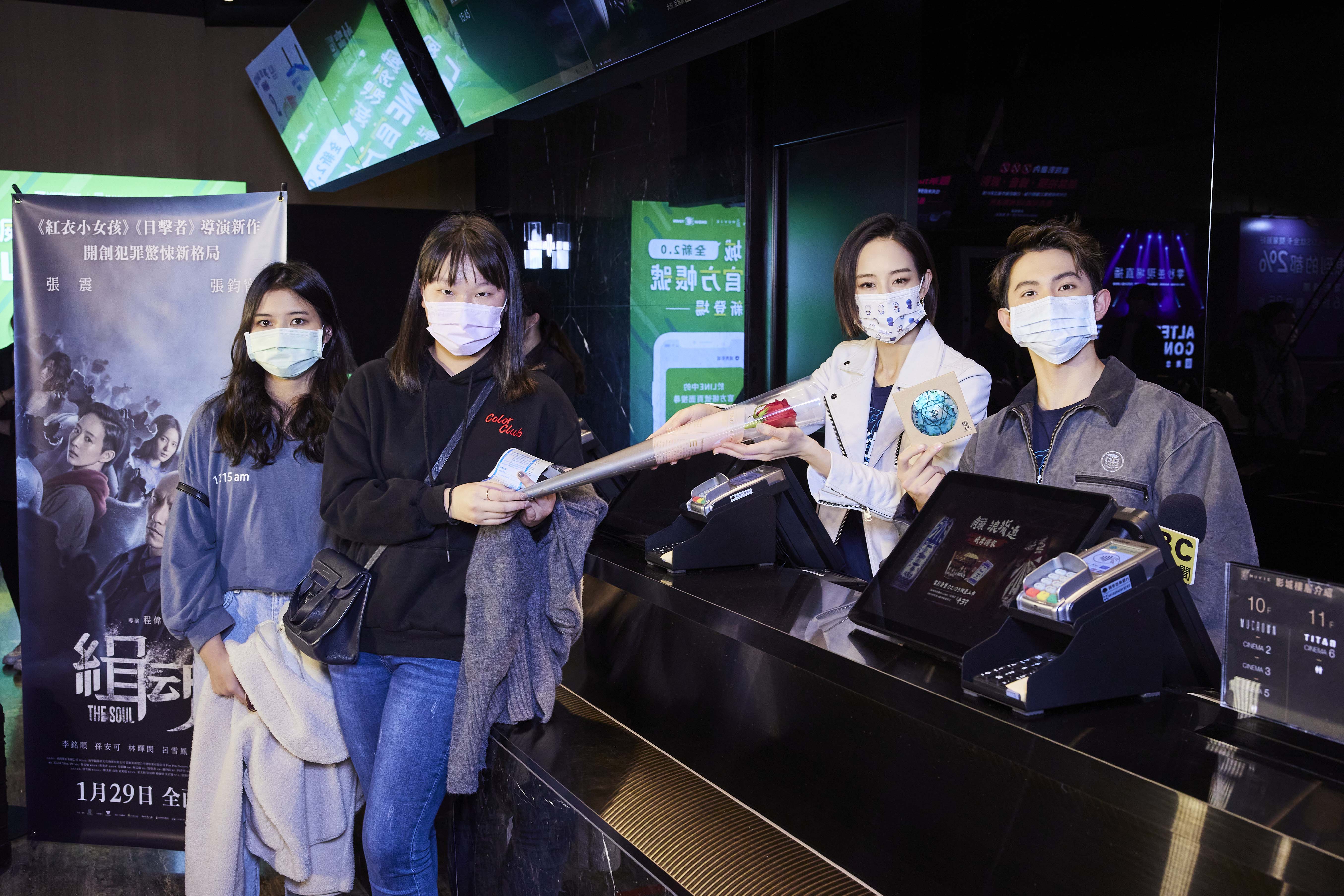 不少粉絲早早來排隊想從張鈞甯手中拿到玫瑰花。（威視提供）