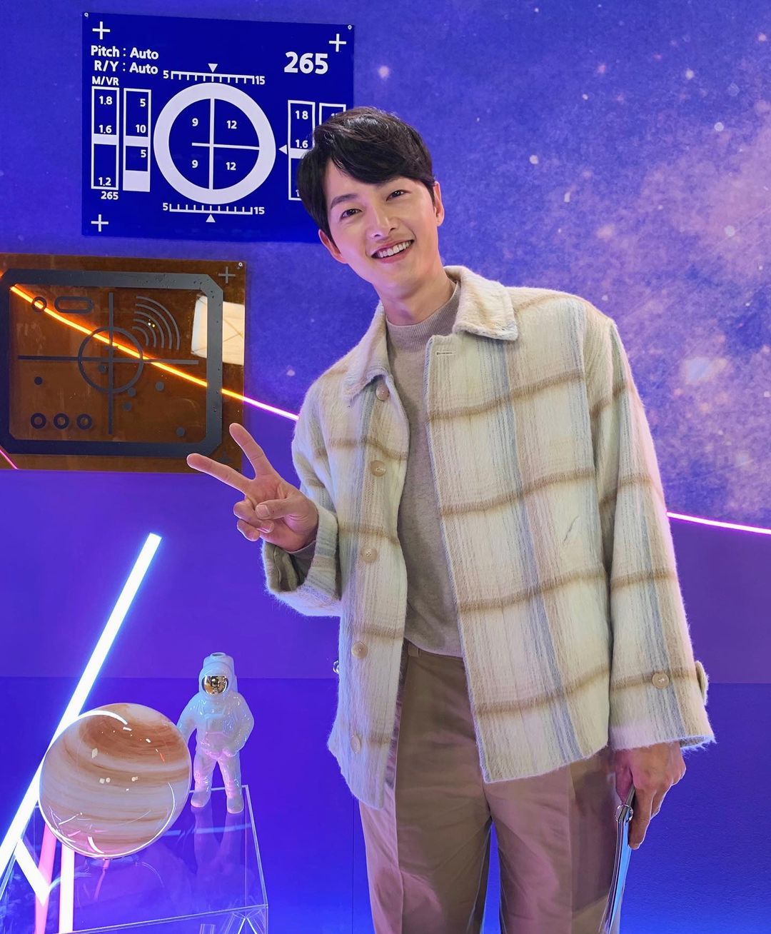 宋仲基昨（14日）開通個人IG「hi_songjoongki」，不到24小時即吸引近50萬名粉絲追蹤，曝光的三張照片都以貼圖代替文字，頗有新意。（翻攝宋仲基IG）