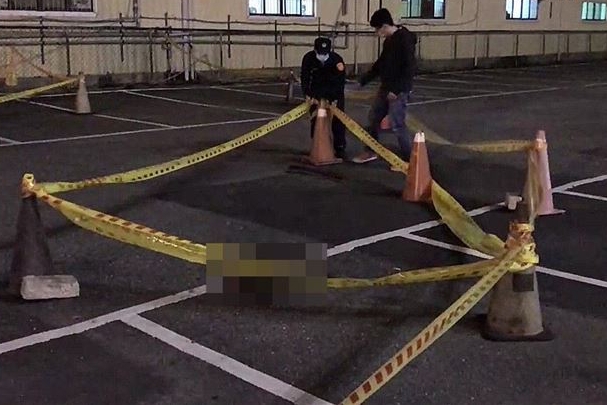 昨（16日）晚間台南市安平區一名31歲王姓男子遭追殺，途中還攔下2名男大生共乘的機車「三貼」逃亡。（翻攝自網路）