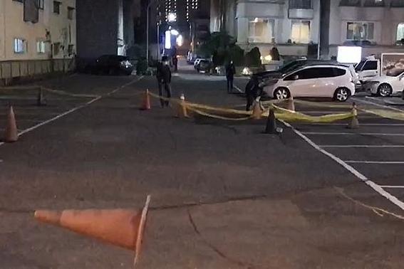 王男最終被追殺至另一停車場,遭凶嫌開車衝撞、拿刀刺殺,送醫後命危時雖想致電給妻子,最終仍未接通、自己也不幸身亡。(翻攝自網路)