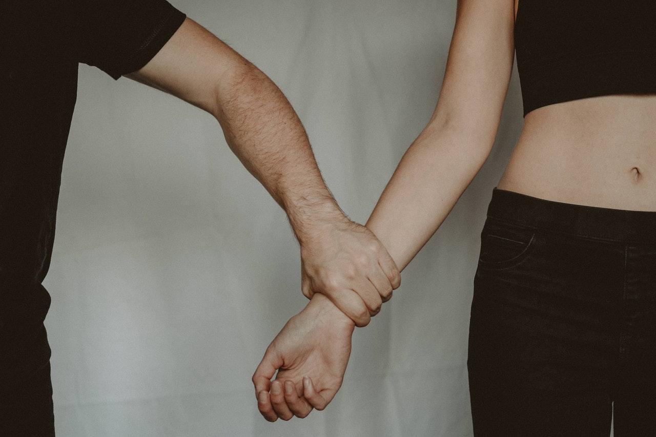 1名住在花蓮的吳姓男子，竟趁友人前往洗澡之際，對其躺在床上、只著內衣褲的女友強狎猥褻。（示意圖，Pexels）