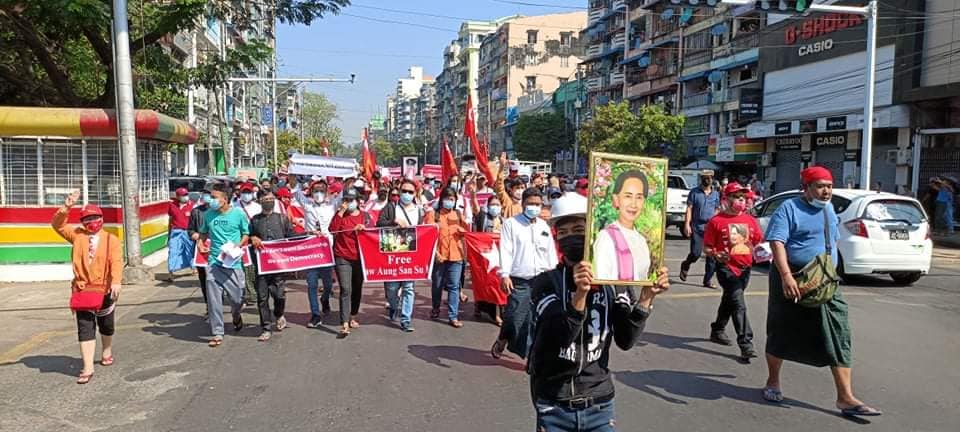 各地民眾上街抗議軍政府奪權，呼籲釋放翁山蘇姬。（翻攝全國民主聯盟臉書）