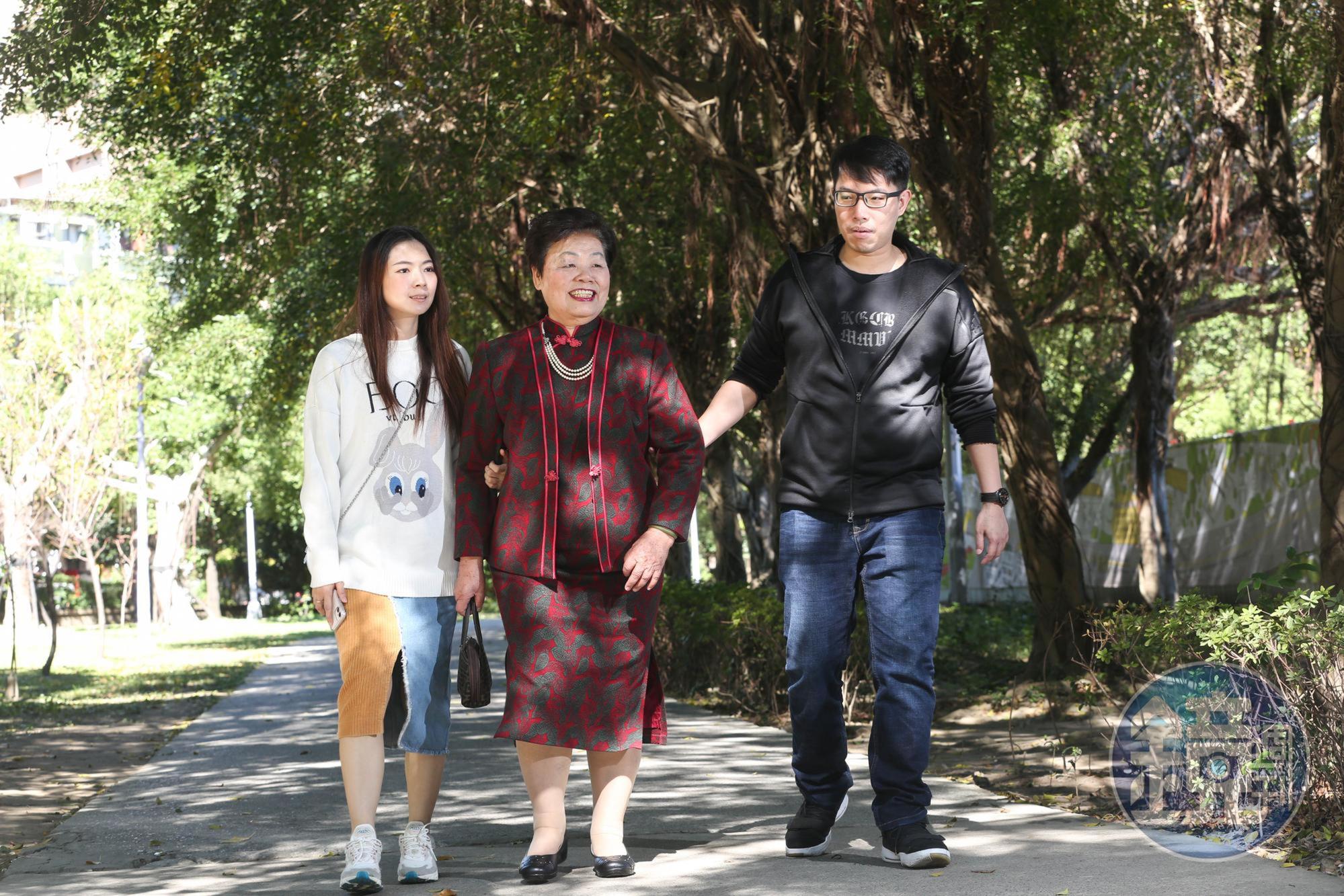 陳威領(右)從小與阿嬤(中)相依為命,事業有成後,換他當阿嬤的靠山,時常偕妻回老家陪伴。