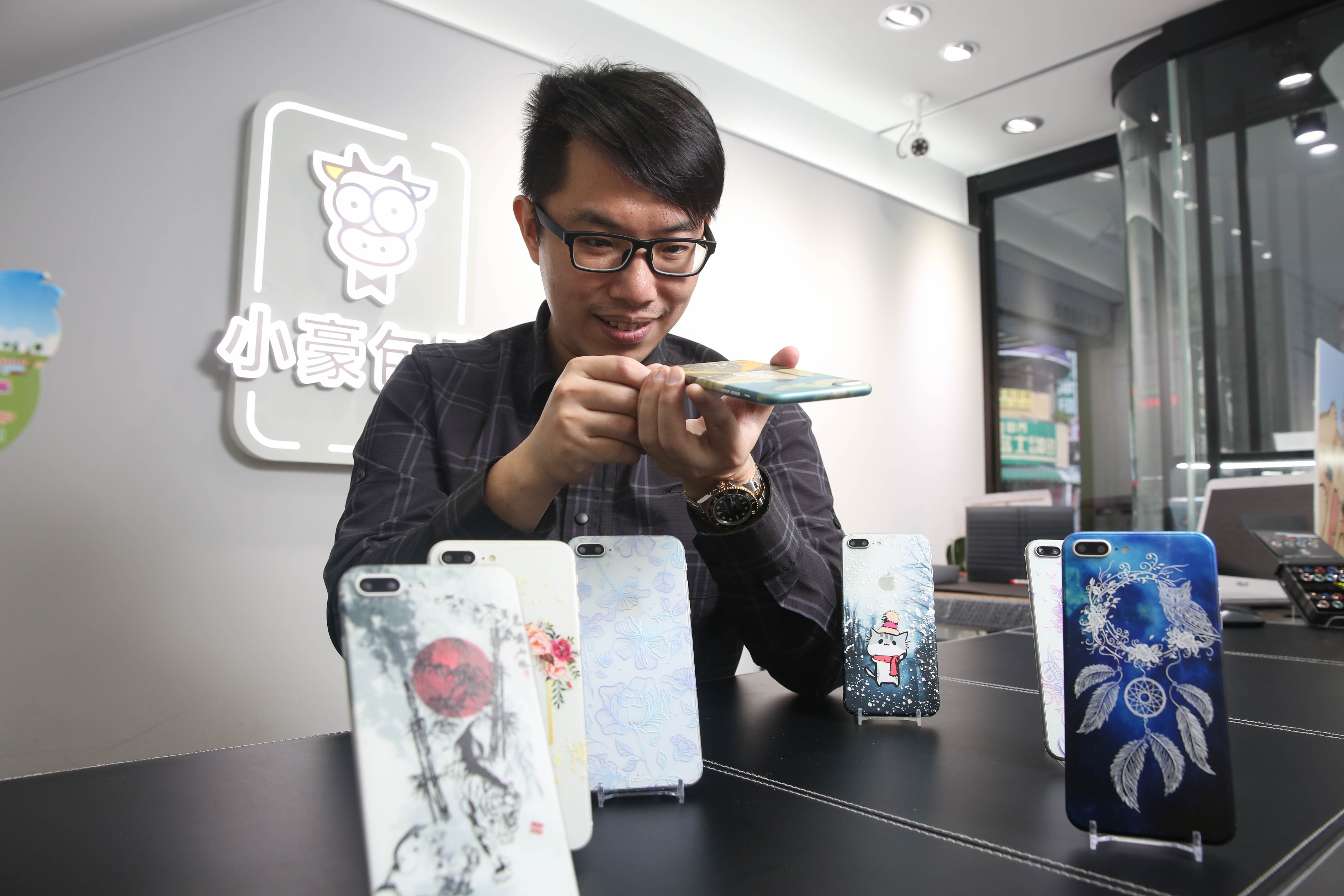 小豪包膜也和台灣插畫家合作，推出客製化手機包膜圖案。（1,680元）
