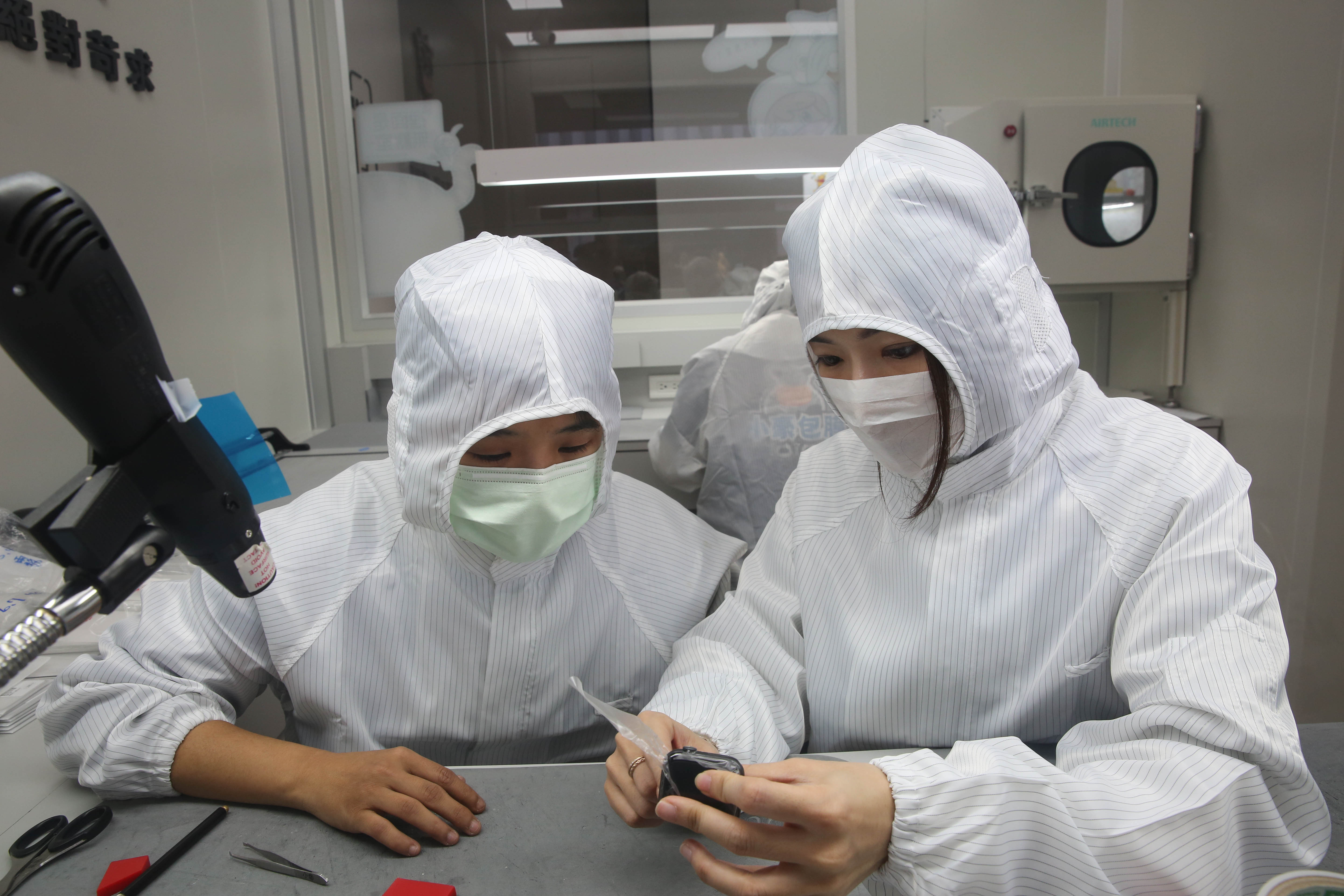 小豪首創無塵室包膜空間，提升包膜師傅的工作效率與品質。