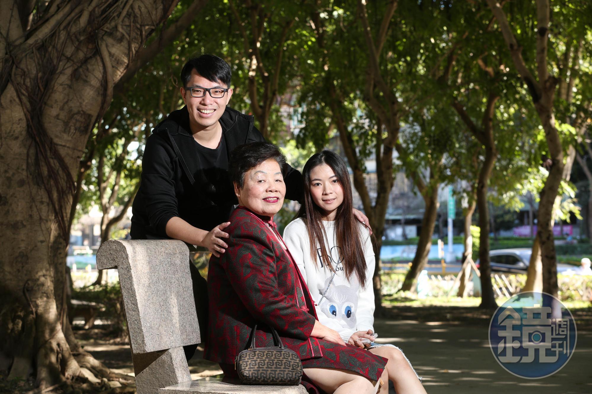 陳威領（左）從小與阿嬤（中）相依為命，事業有成後，換他當阿嬤的靠山，時常偕妻回老家陪伴。