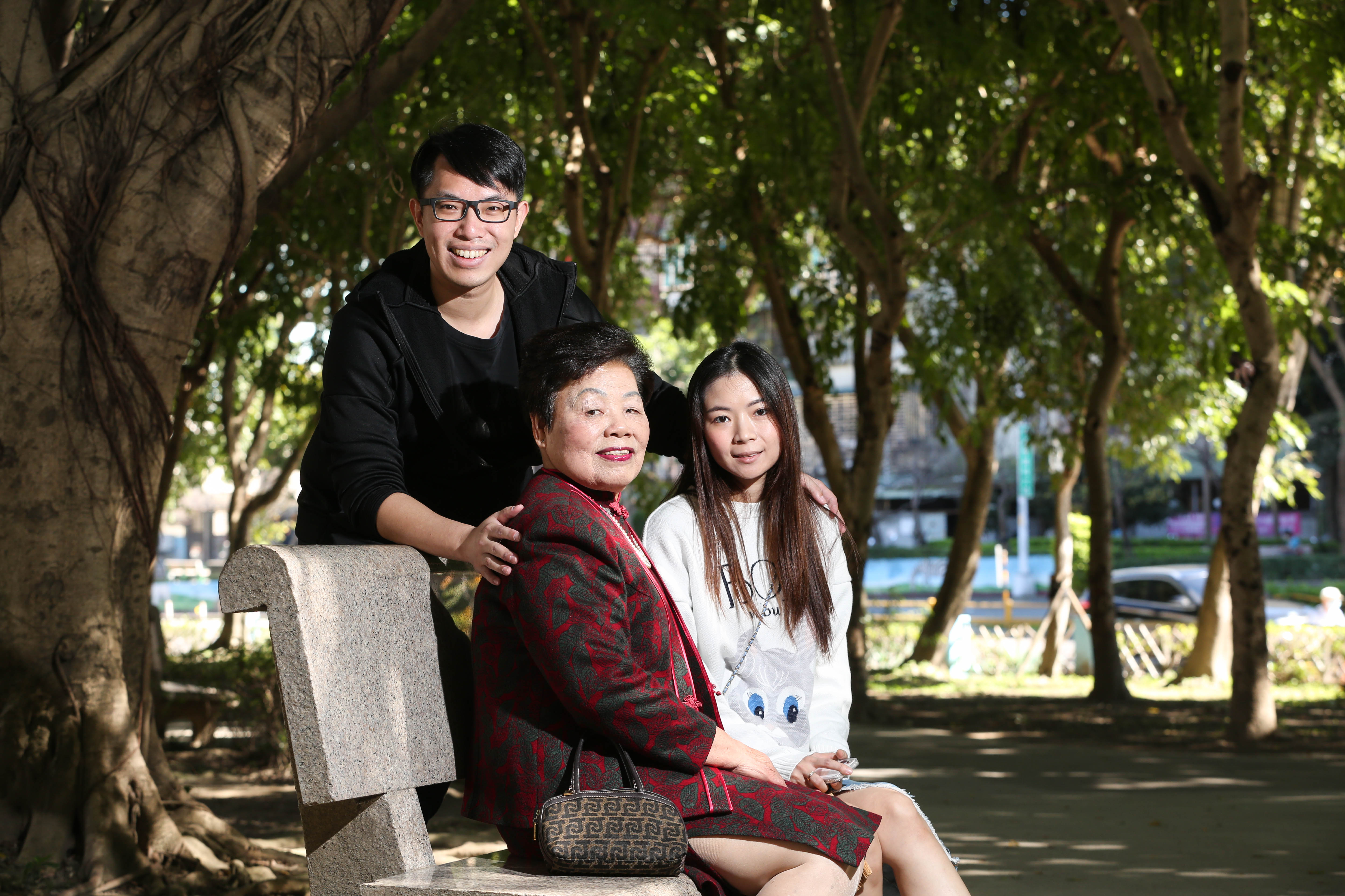陳威領（左）從小與阿嬤（中）相依為命，事業有成後，換他當阿嬤的靠山，時常偕妻回老家陪伴。