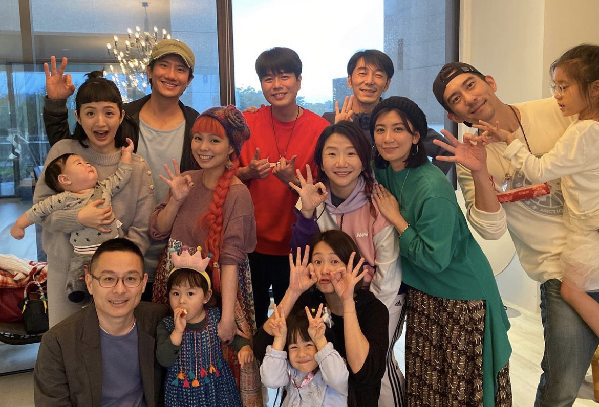 林依晨過年期間與圈內好友陶晶瑩、賈靜雯、六月、許哲珮等夫妻檔聚會。（圖/翻攝自林依晨IG）