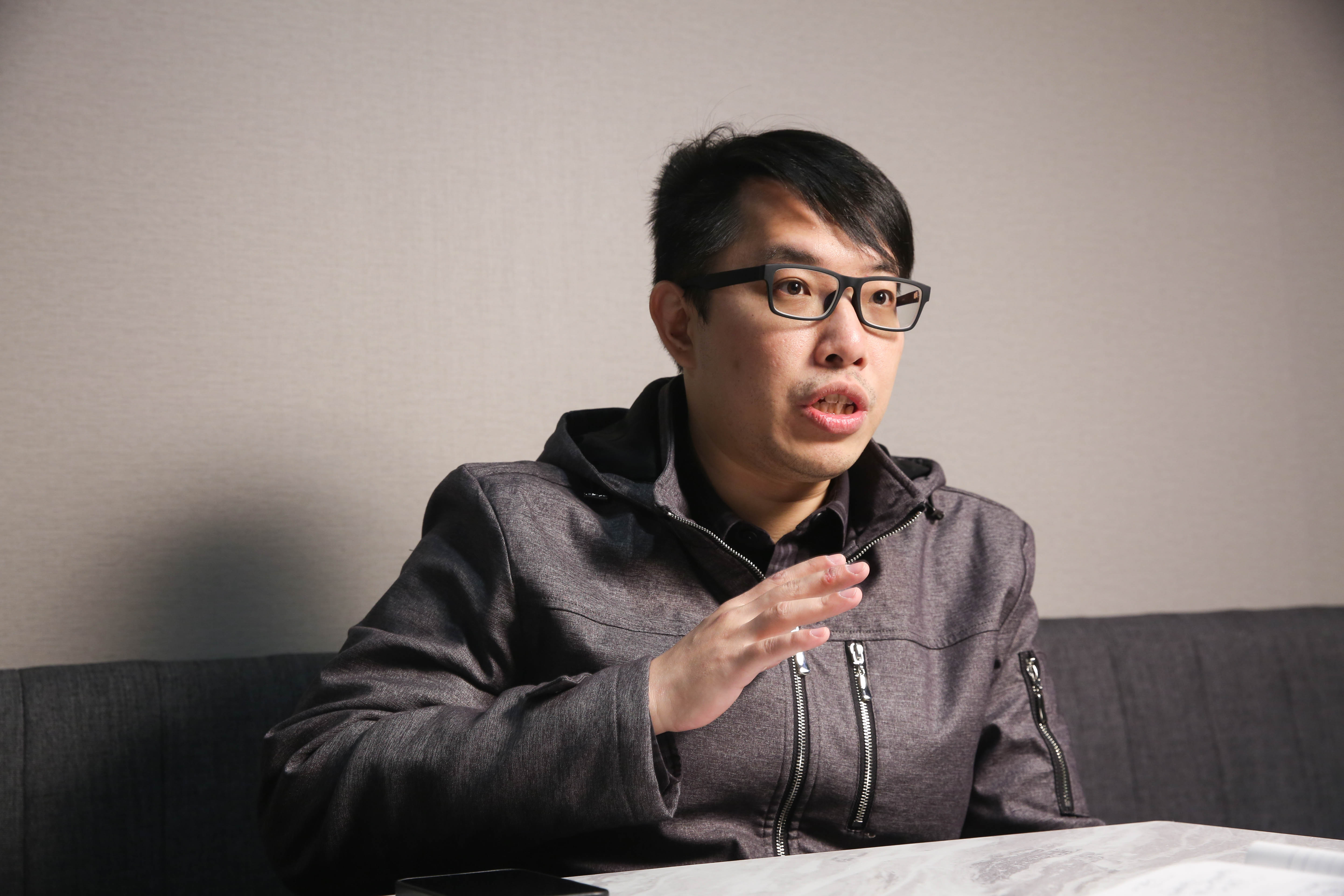 小豪包膜負責人陳威領在社會大學學到實用溝通技巧，靠關鍵一句話打動消費者。