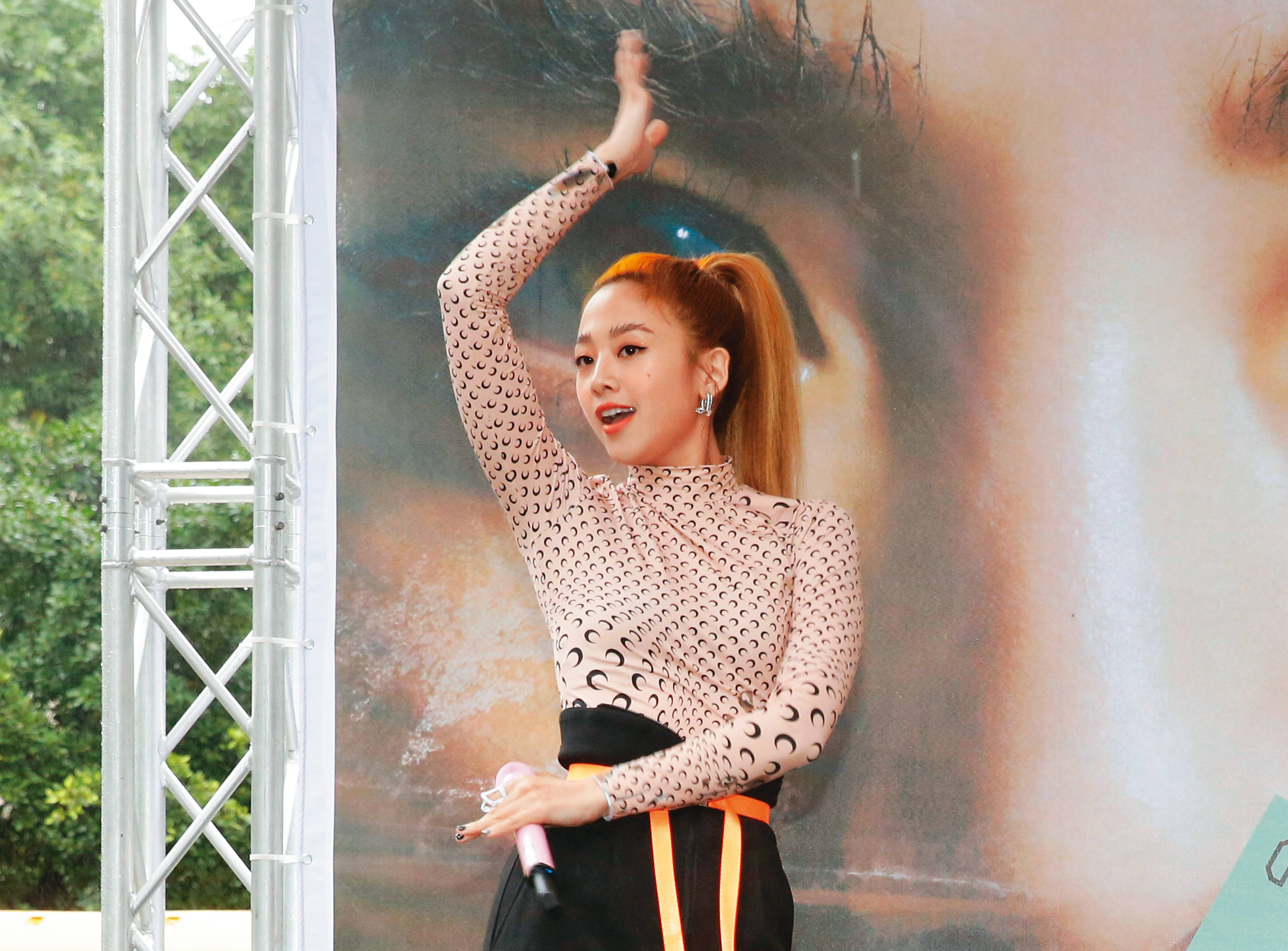 鬼鬼吳映潔朝唱跳歌手的目標前進，積極上歌唱課與舞蹈課程。