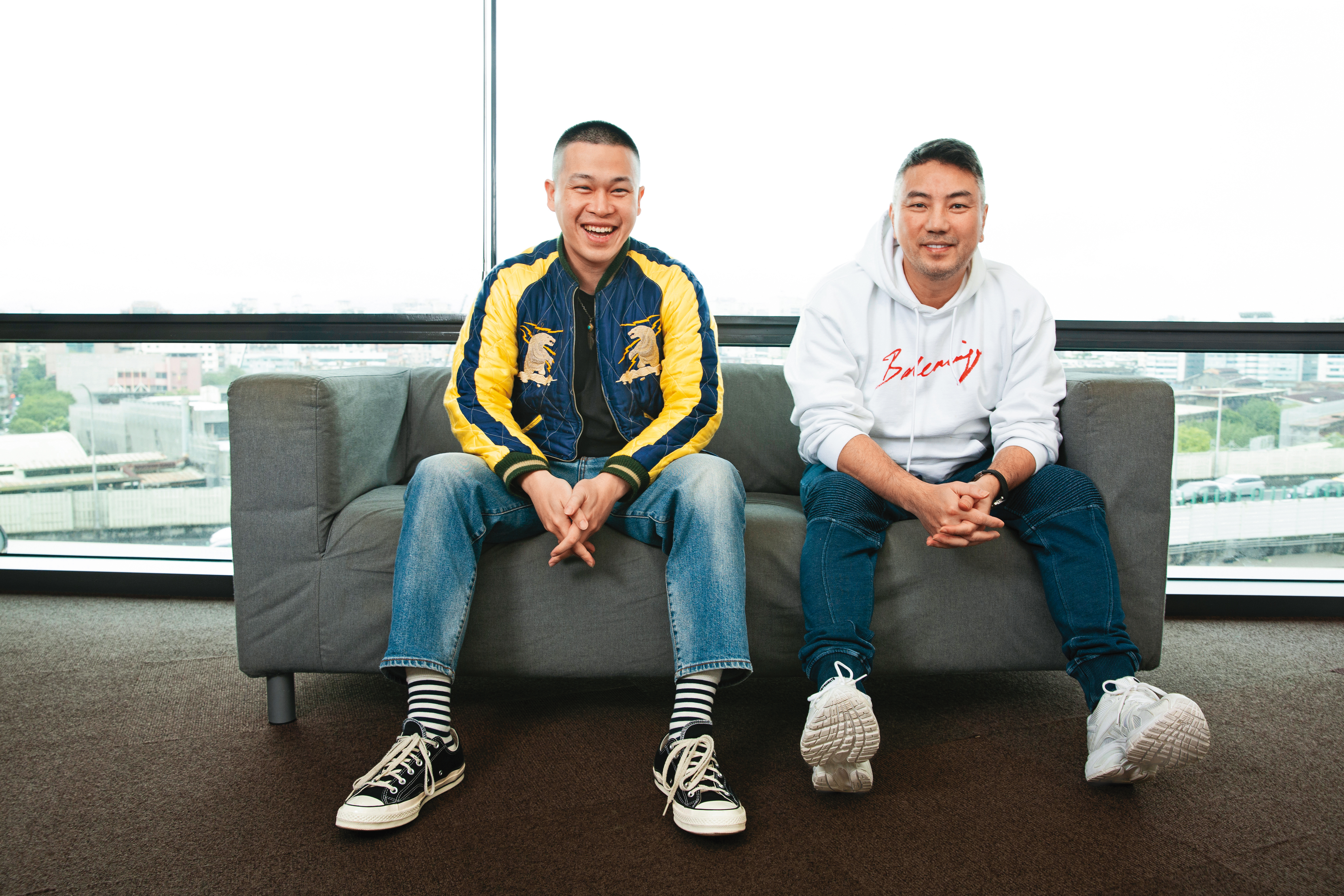 製作人詹仁雄（右）與謝皓倫（左）攜手打造網路節目《中學頭條》，以學校生活為題材，瞄準青少年觀眾群。