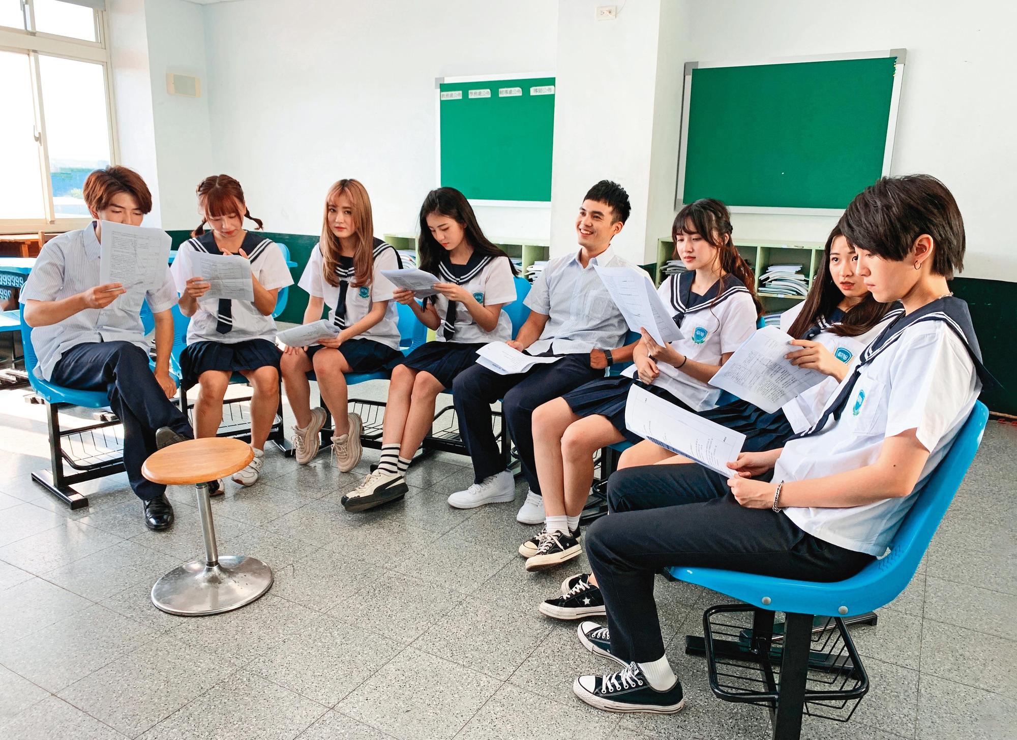 年輕演員們經常一起讀本,組成固定班底,既可培養粉絲,也能安排適合演員特質的角色。(野火娛樂提供)