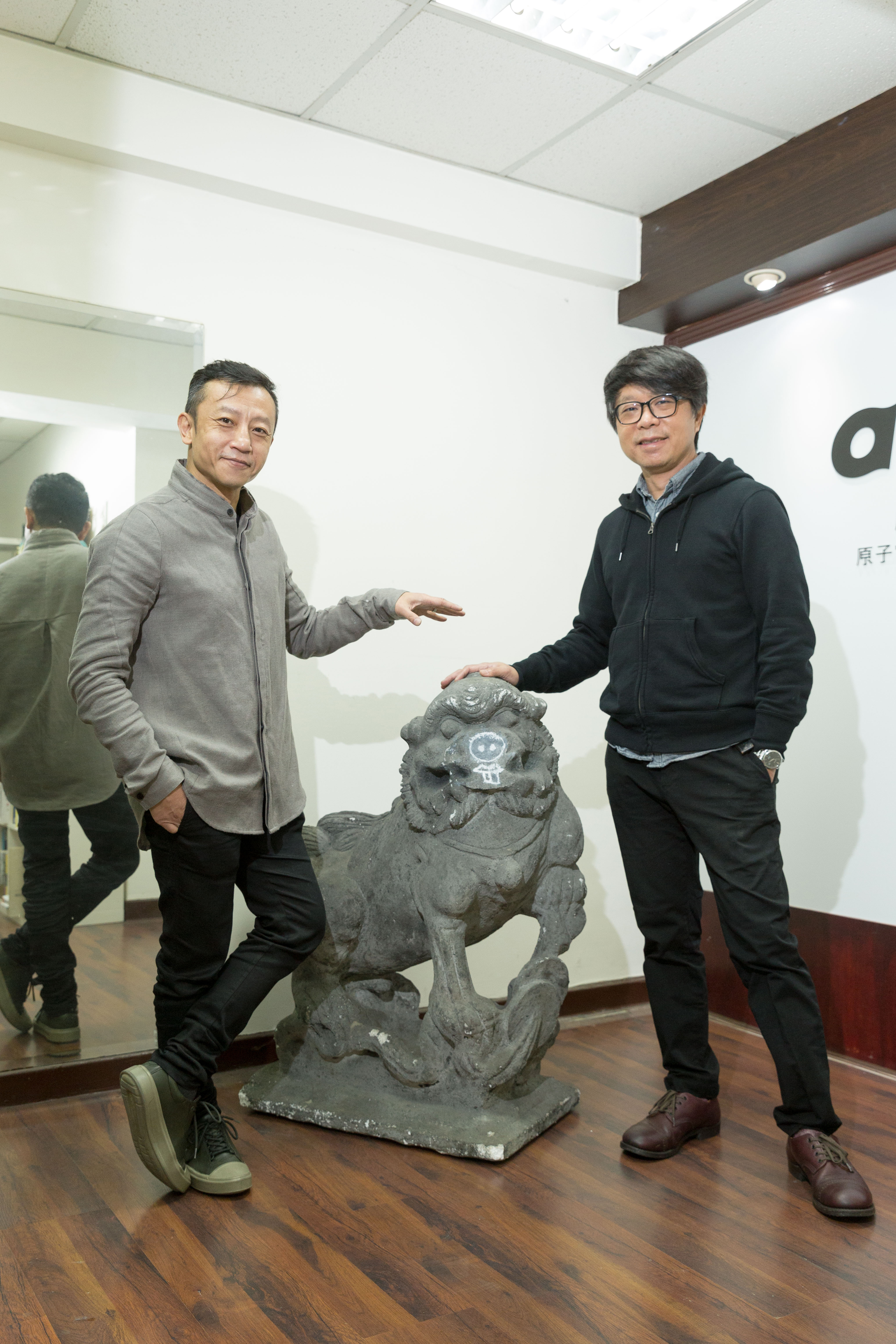 楊雅喆（左）費時1年重新編劇《天橋》，美術指導王誌成（右）花3個月打造中華商場，工程浩大。