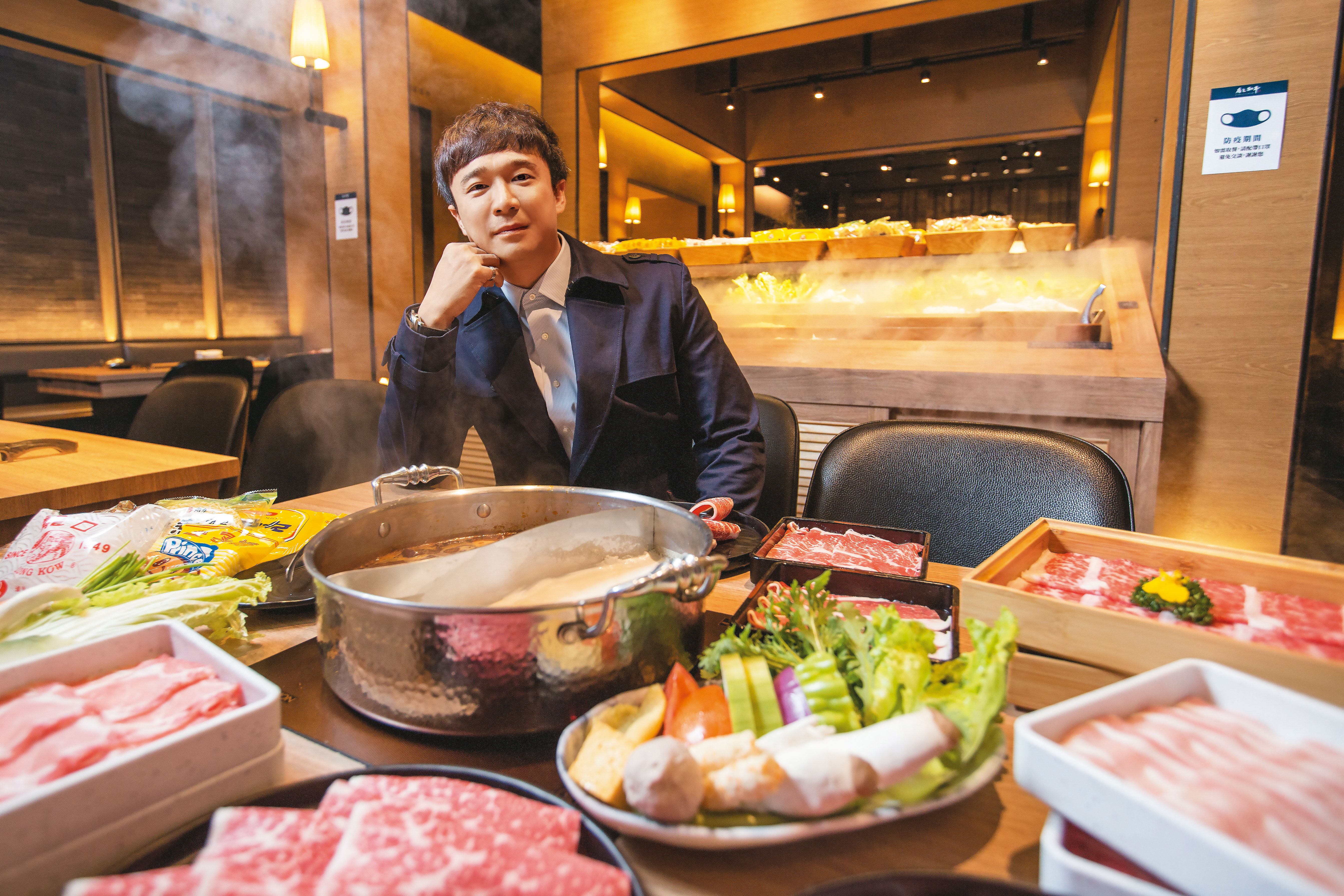 11年前意外踏入火鍋業的林楷傑，靠堅持到底的決心及龜毛個性，如今打造了6個品牌、年營收21億元的餐飲王國。