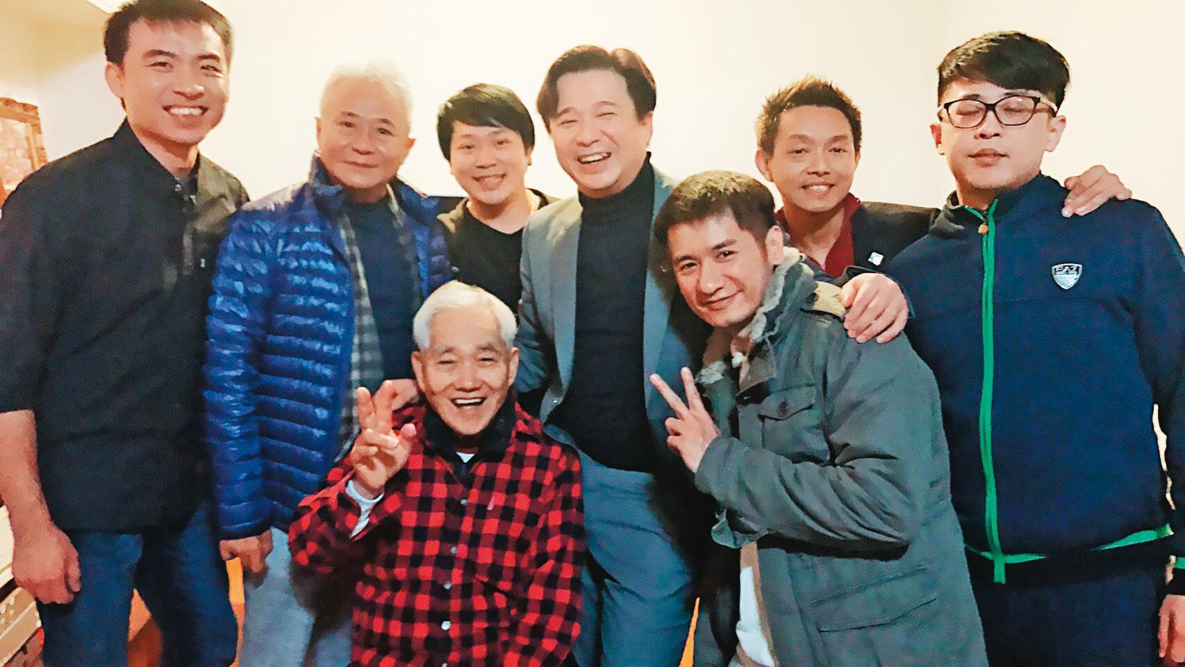 林楷傑（中）跟爺爺（前）、爸爸（左2）、弟弟（右1）感情很好，至今仍在基隆比鄰而居。（林楷傑提供）