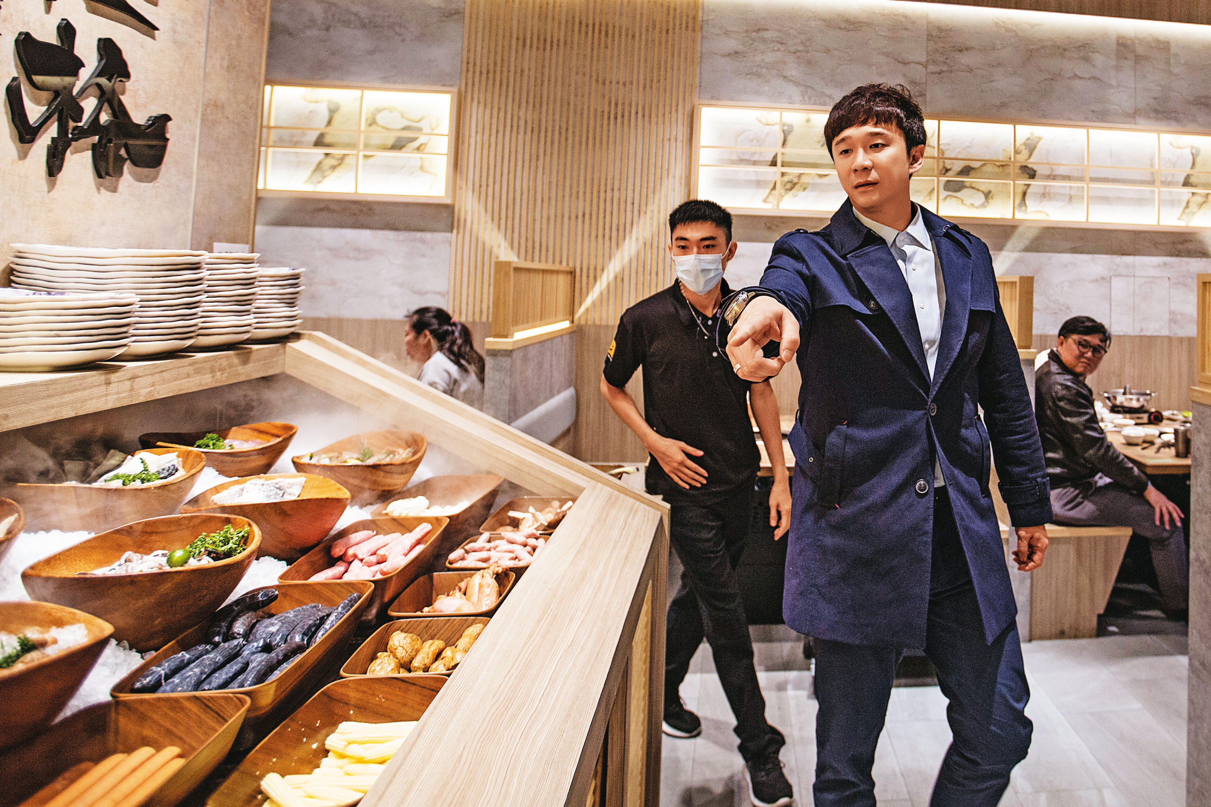 11年前意外踏入火鍋業的林楷傑，靠堅持到底的決心及龜毛個性，如今打造了6個品牌、年營收21億的餐飲王國。