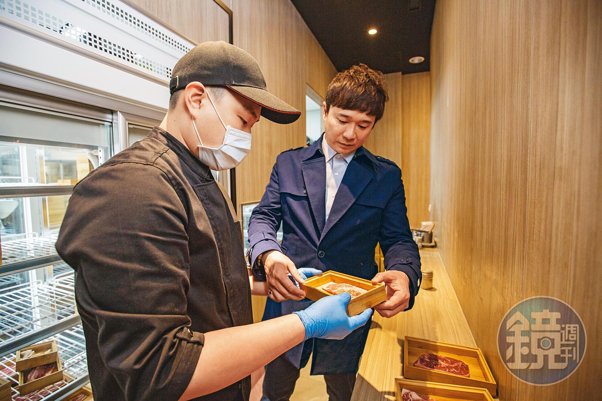 林楷傑（右）緊盯每個環節，也會親自下廚房教育訓練，他說他要的標準是95分以上。