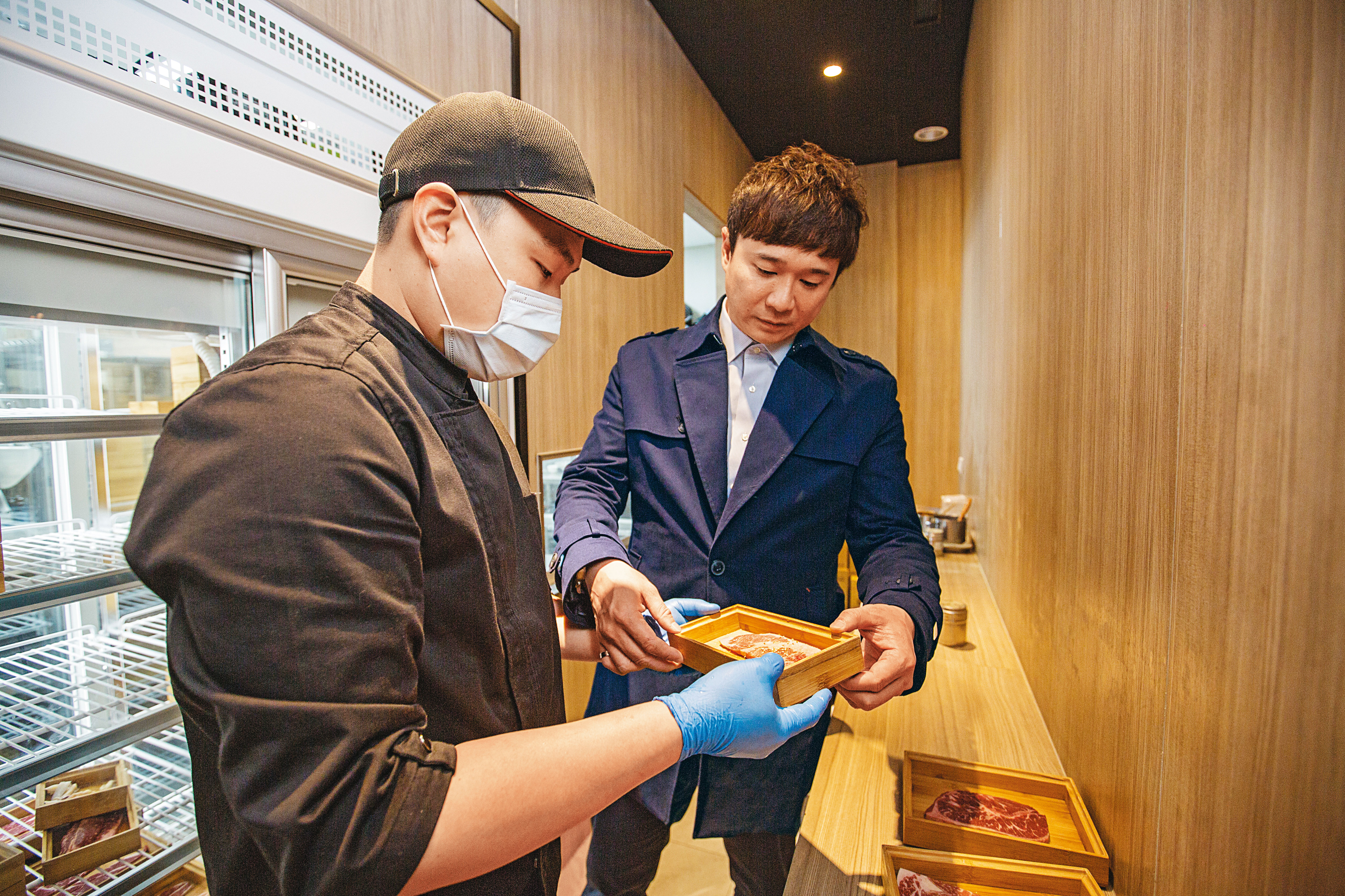 林楷傑（右）緊盯每個環節，也會親自下廚房教育訓練，他說他要的標準是95分以上。