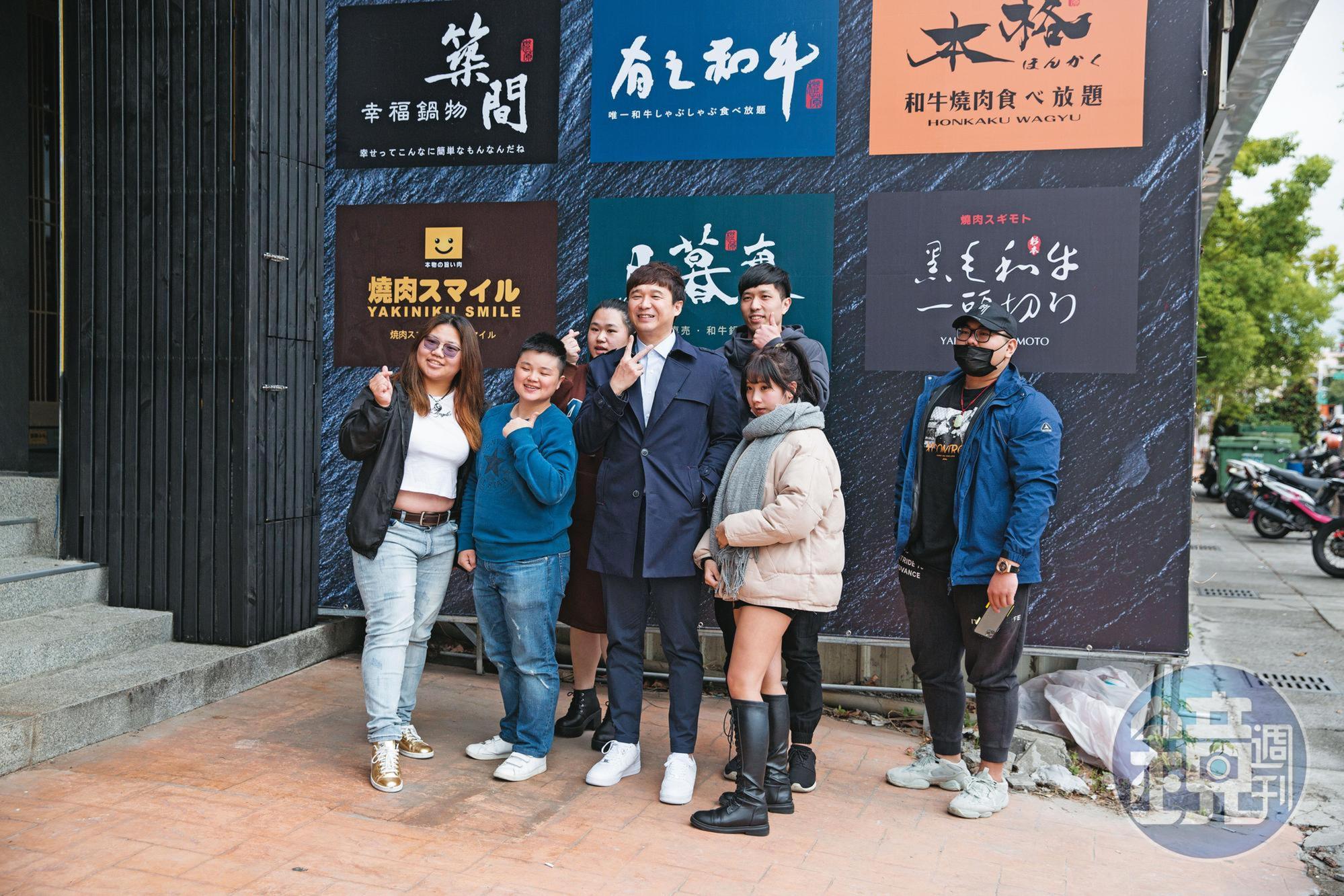 一票趁休假到台中新品牌吃飯的彰化築間鍋物員工，看到老闆出現，興奮地等著合照。