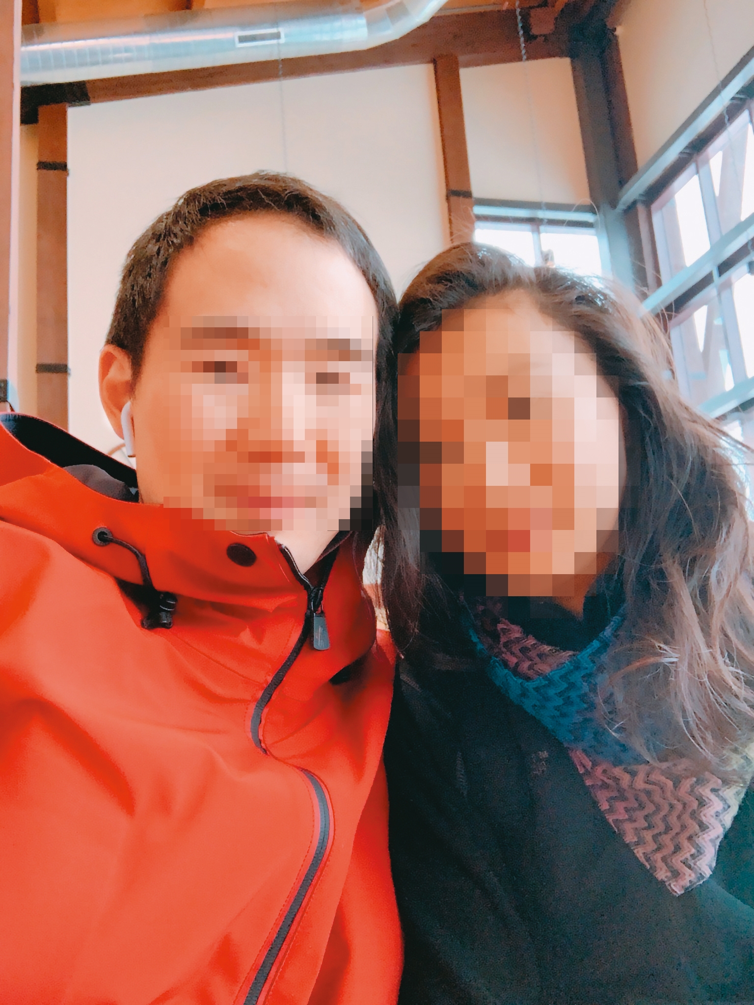 在美國擔任醫事人員的Ｍ小姐（右）指控，陳姓工程師（左）偽裝單身與她交往。（讀者提供）